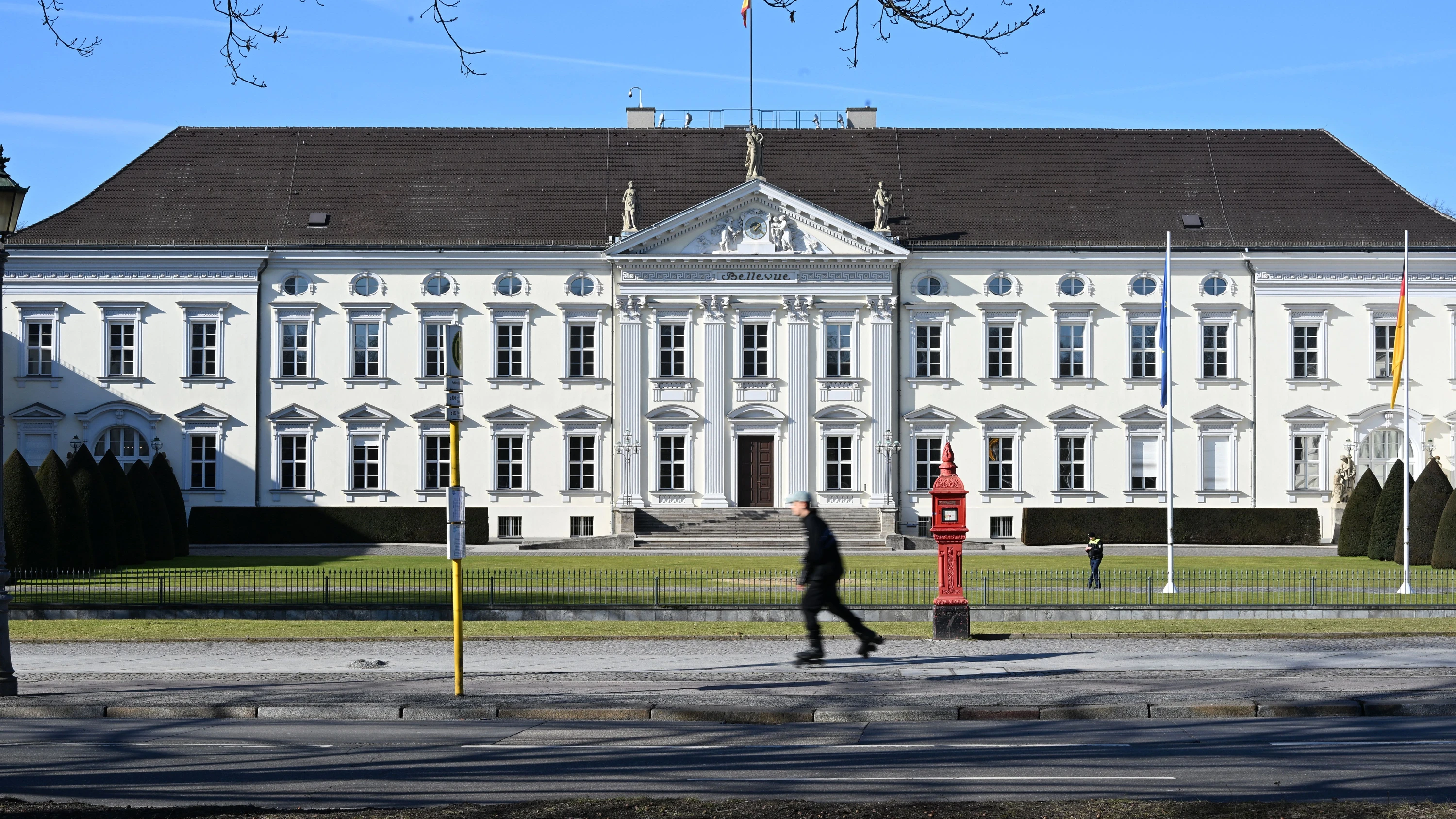 Staatstragend: Schloss Bellevue in Berlin bleibt langfristig der Sitz des Bundespräsidenten, auch wenn es jetzt saniert werden muss. - dpa