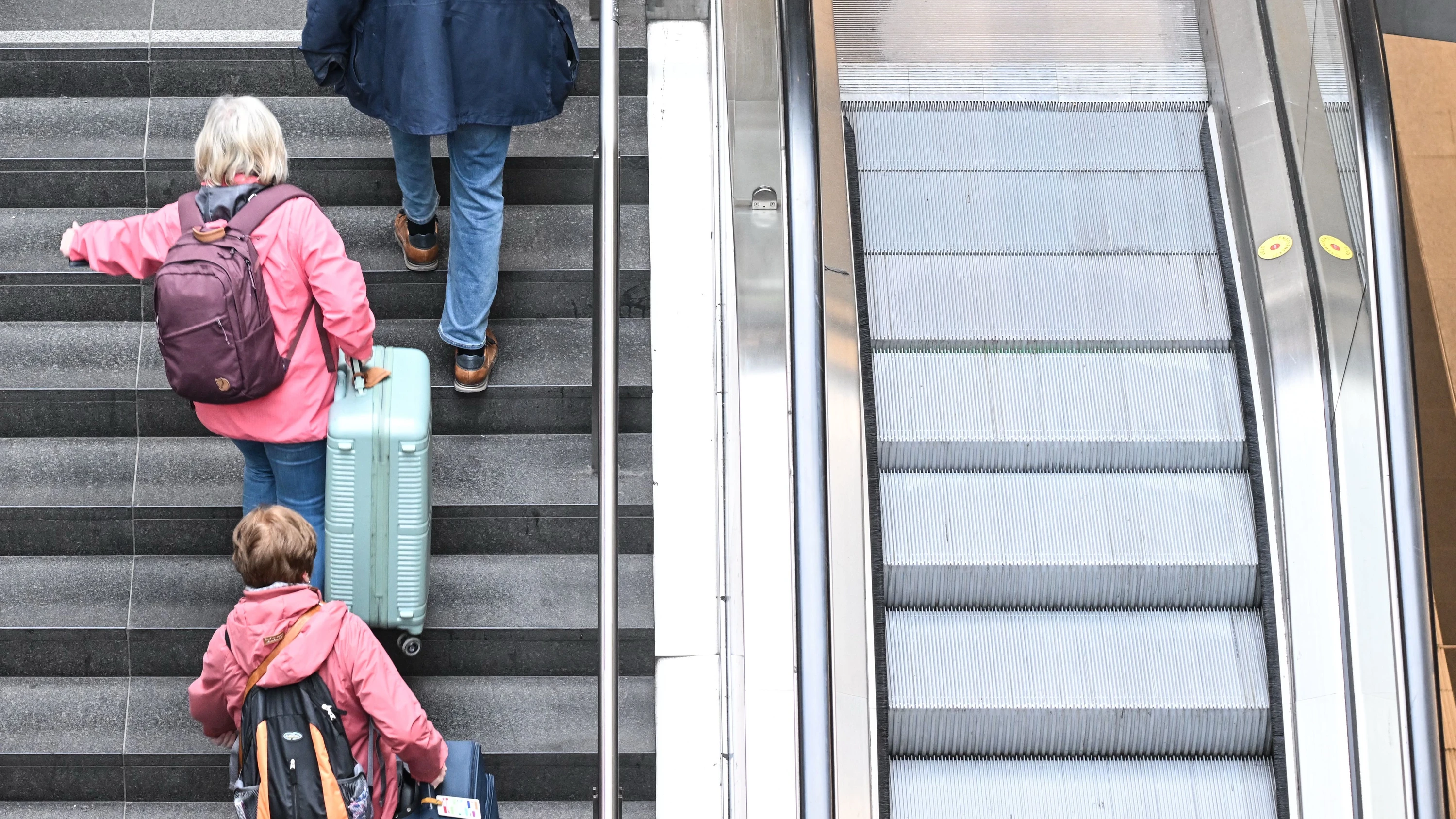 Teils Schon seit Wochen: Am Berliner Hauptbahnhof sind 35 von 52 Rolltreppen kaputt