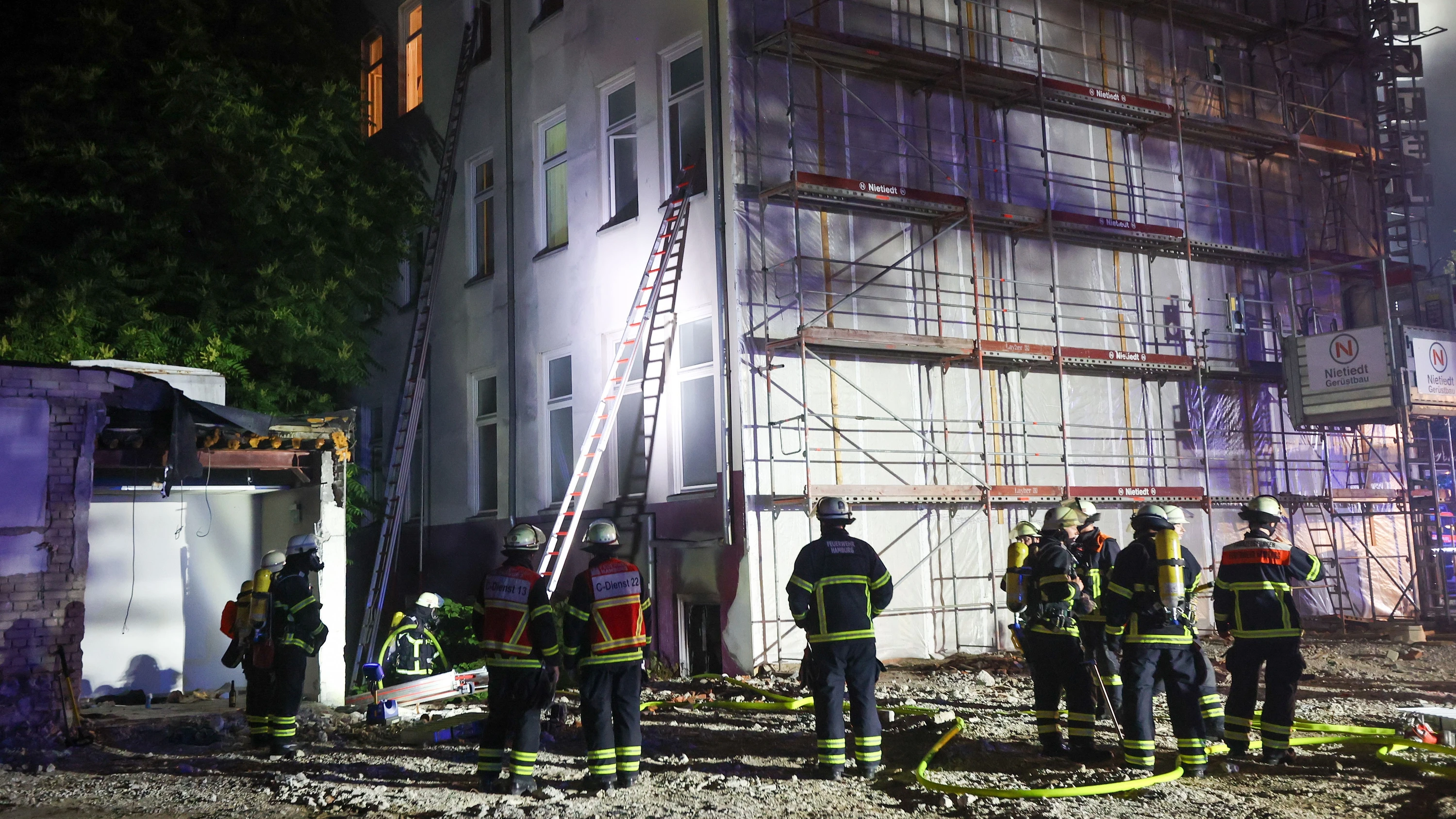 Hamburger Feuerwehrleute versuchten, den Brand in einem Hotel nahe dem Hauptbahnhof schnell zu löschen. - dpa