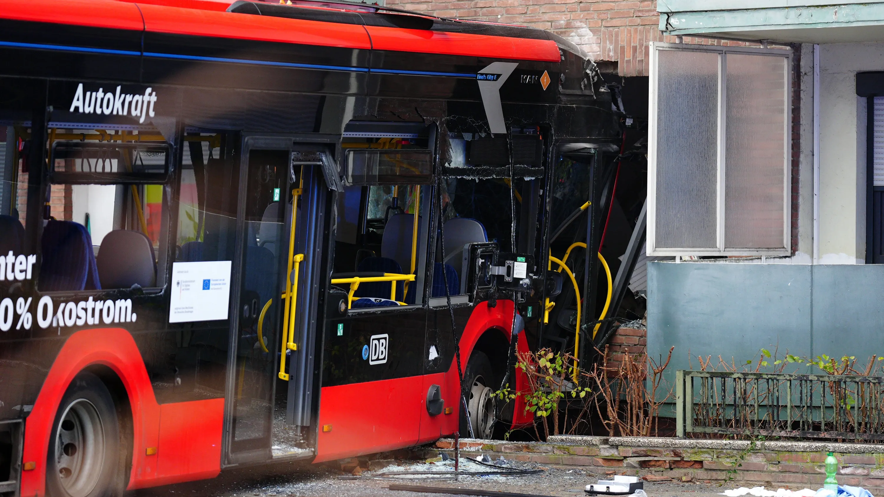 Bad Oldesloe: Schulbus mit 20 Kindern fährt in Hauswand