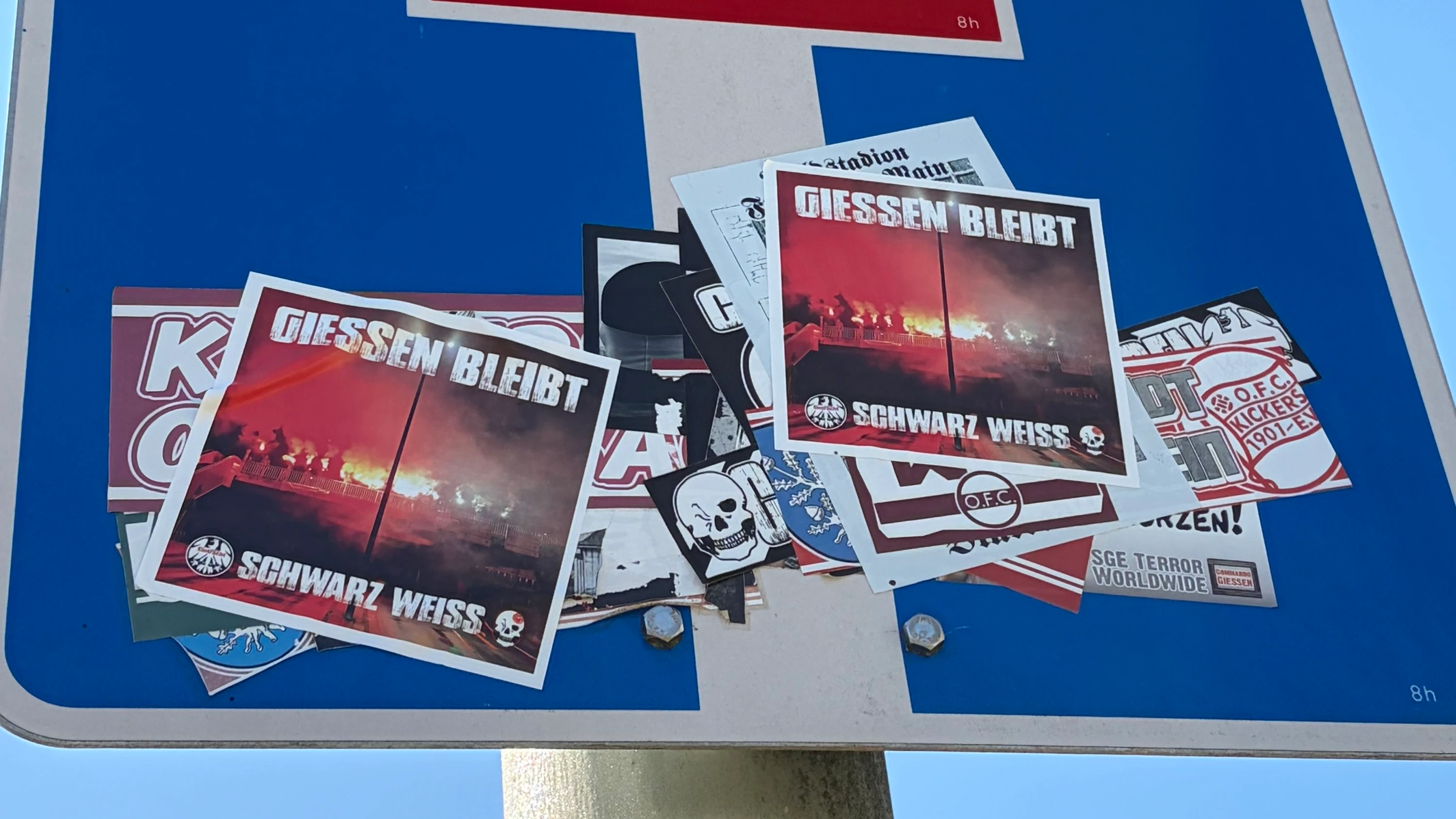 Fussball-Sticker: Das klebrige Fan-Duell