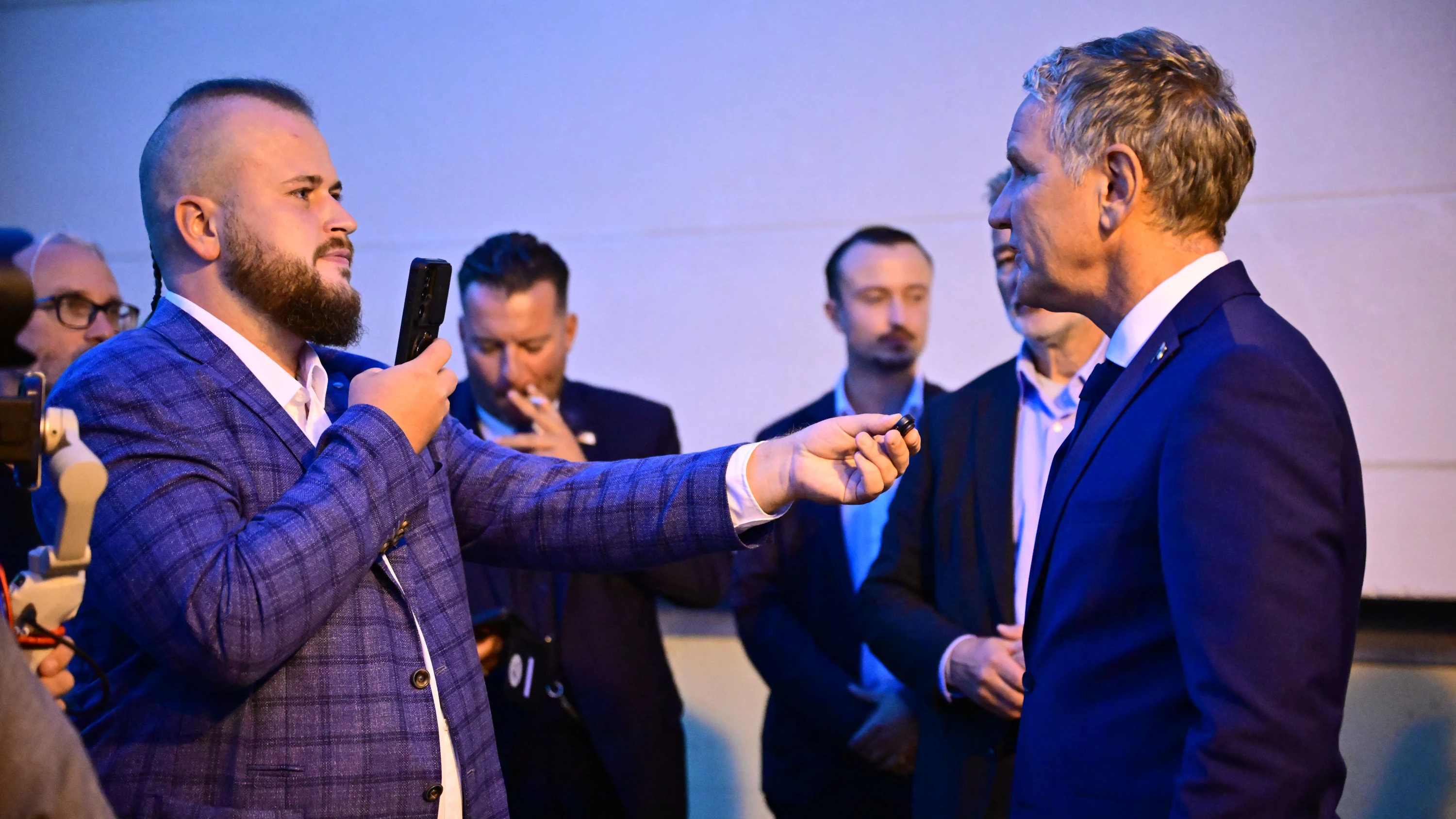 Nach rempeleien: AfD-Spitze beschließt Auflagen für Streamer „Aktivist Mann“ Nach rempeleien: AfD-Spitze beschließt Auflagen für Streamer „Aktivist Mann“