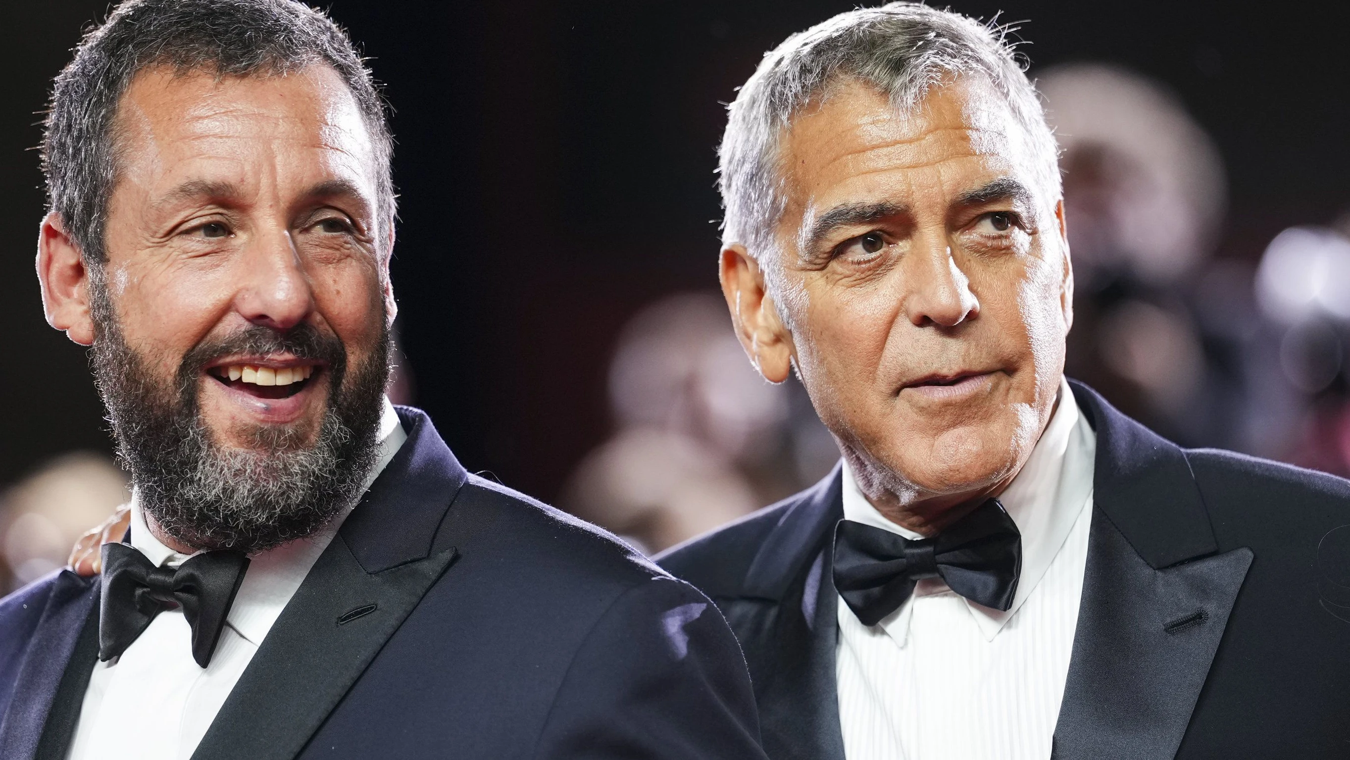 George Clooney & Adam Sandler: „Ich sag Ihnen, Sie wollen nicht mit einem Mann in Bikershorts ringen!“ George Clooney & Adam Sandler: „Ich sag Ihnen, Sie wollen nicht mit einem Mann in Bikershorts ringen!“