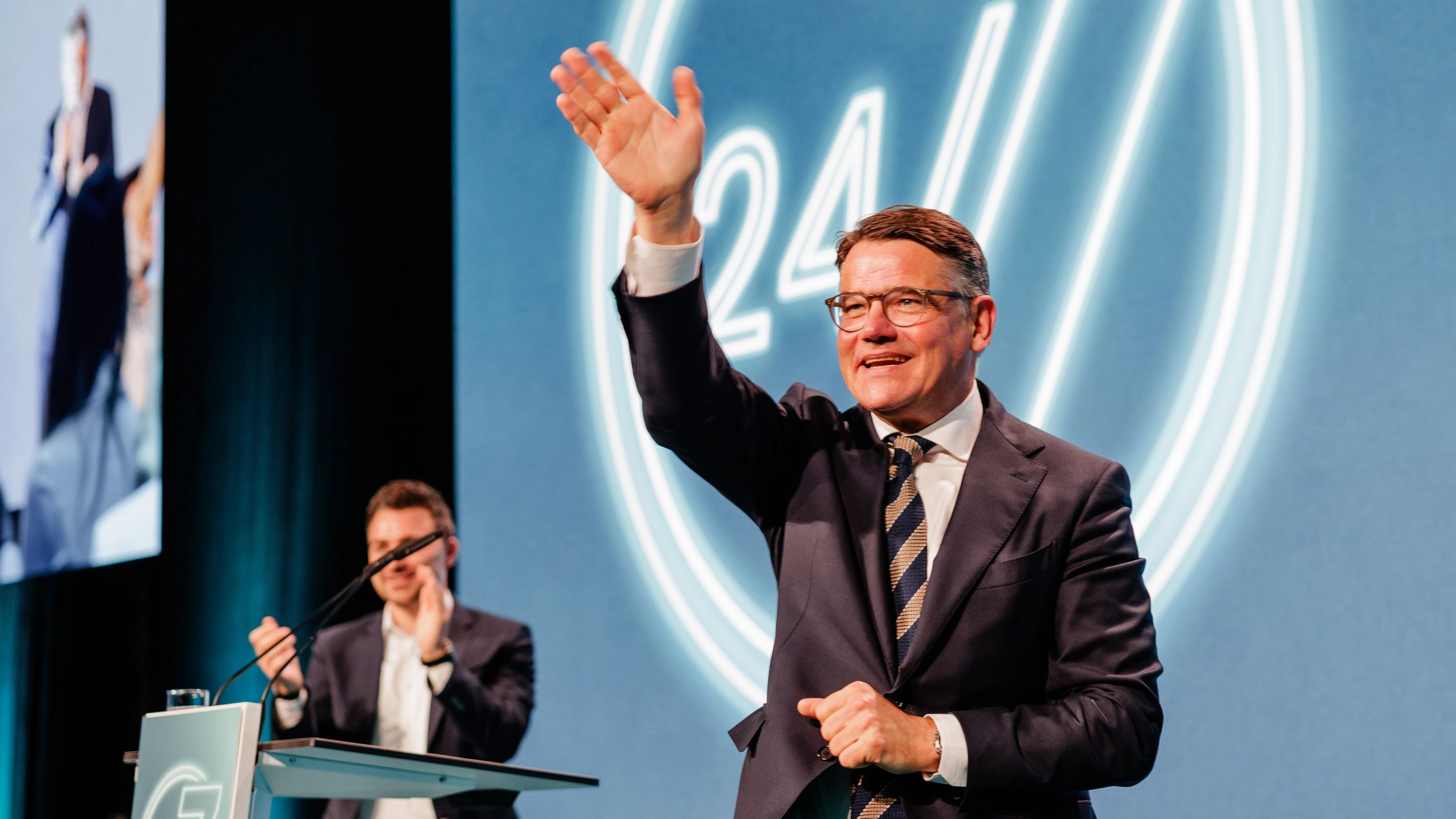 Bild: Parteitag: Rhein mit großer Mehrheit als CDU-Vorsitzender bestätigt