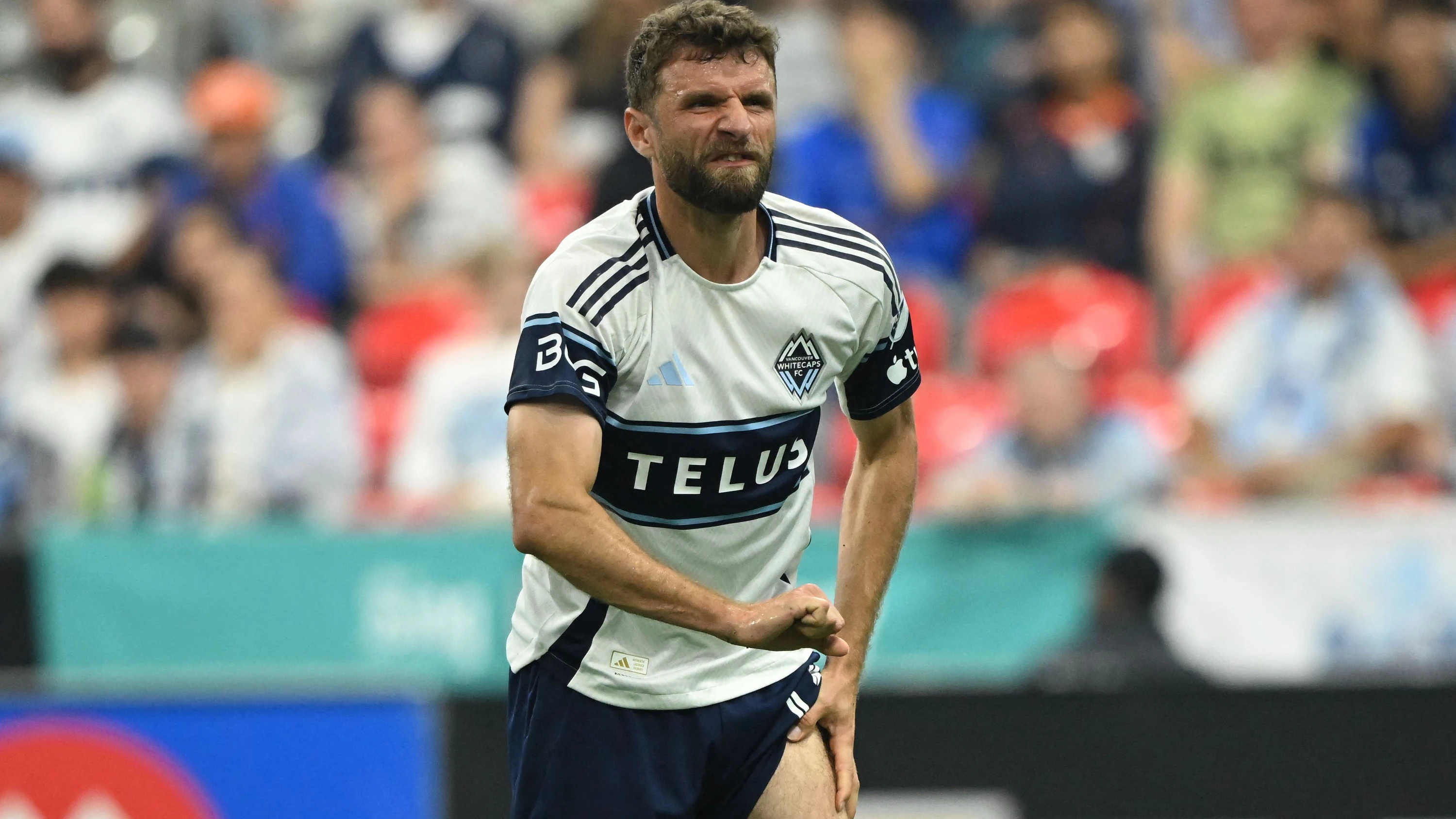 Verletzung im Spiel gegen Los Angeles Galaxy: Thomas Müller greift sich während der Partie mit schmerzverzerrtem Gesicht an den Oberschenkel. - Reuters