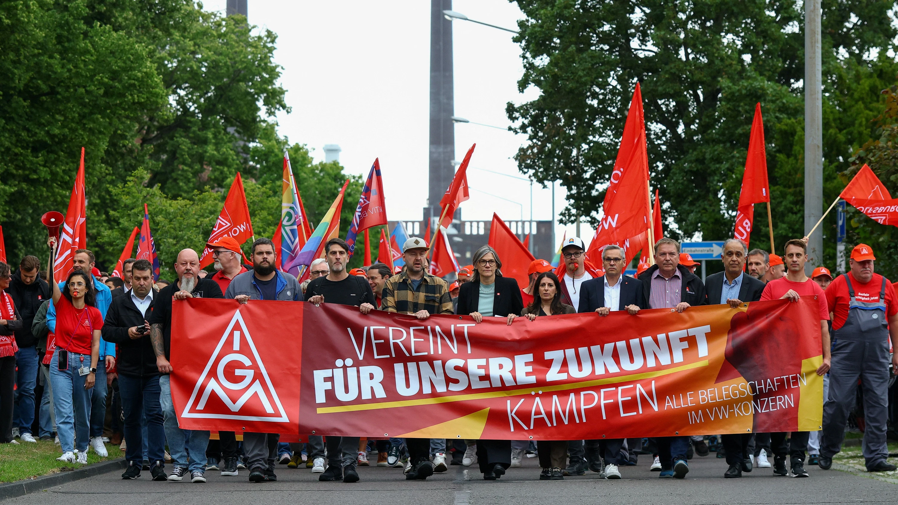 Widerstand gegen Einschnitte: Protest der IG Metall vor der Volkswagen-Zentrale in Wolfsburg am Donnerstag - Reuters