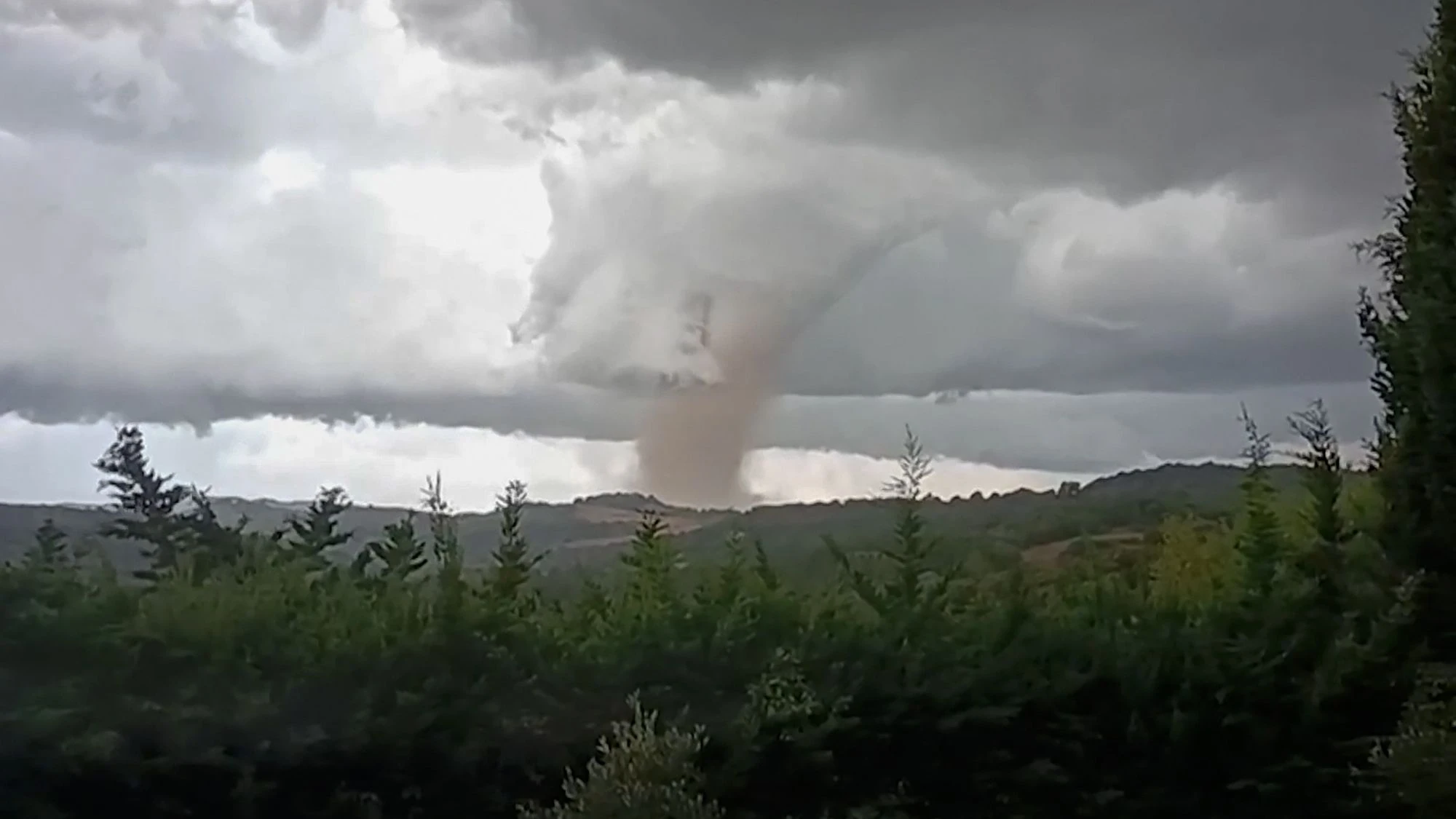 Ein Tornado zieht über das Dorf Pomas im Südwesten Frankreichs. - dpa