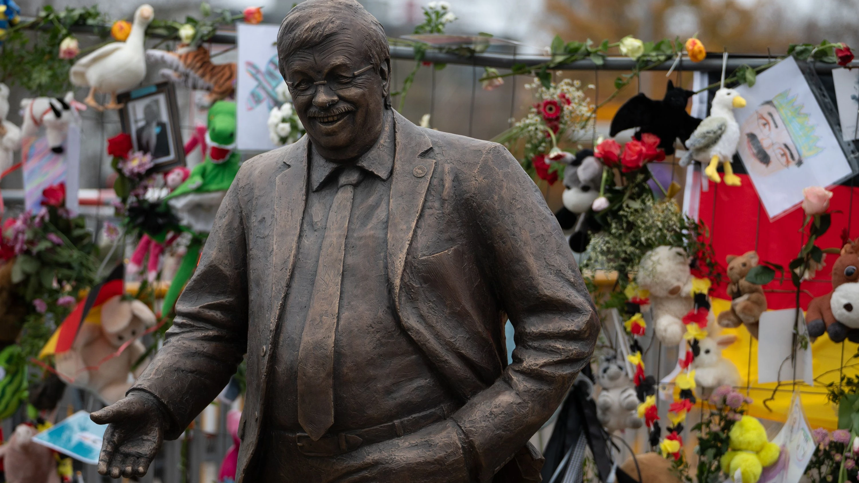 Statue in Berlin: Lübckes Familie war nicht eingebunden Statue in Berlin: Lübckes Familie war nicht eingebunden
