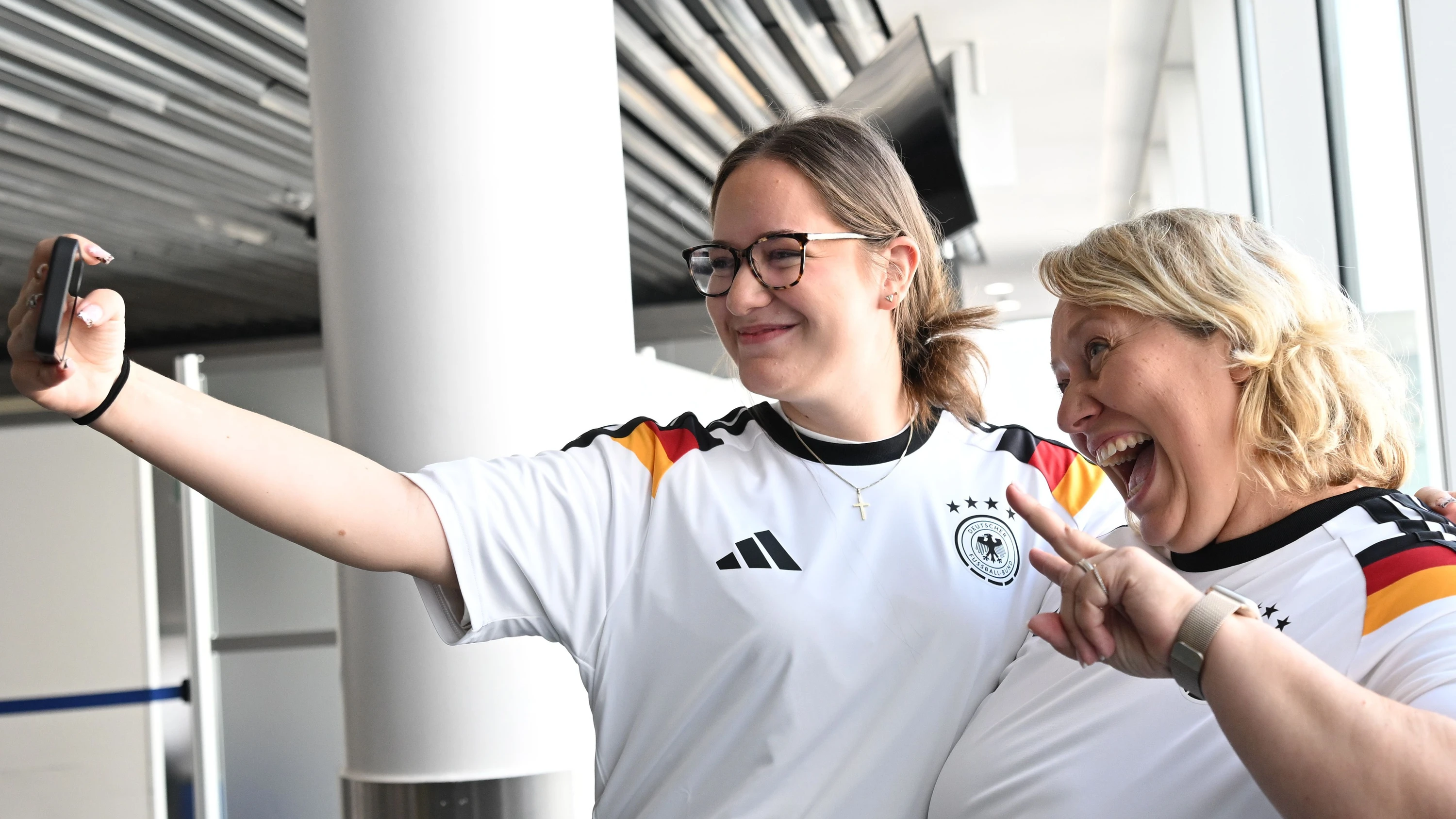 WM-Stimmung bei Flug LH434 - dpa
