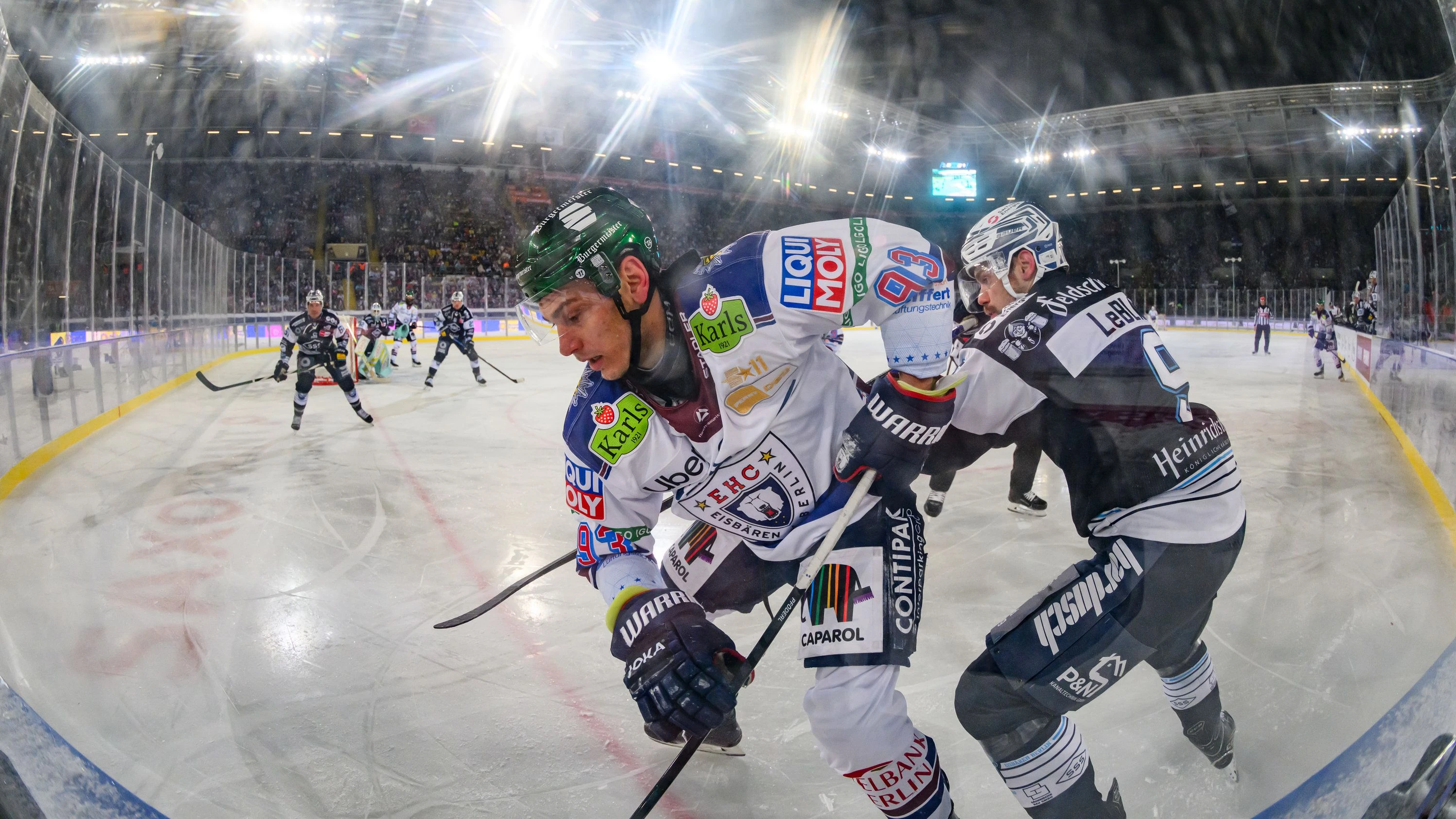 Winter GAme im Eishockey: Eisbären Berlin gewinnen gegen Dresdner Eislöwen