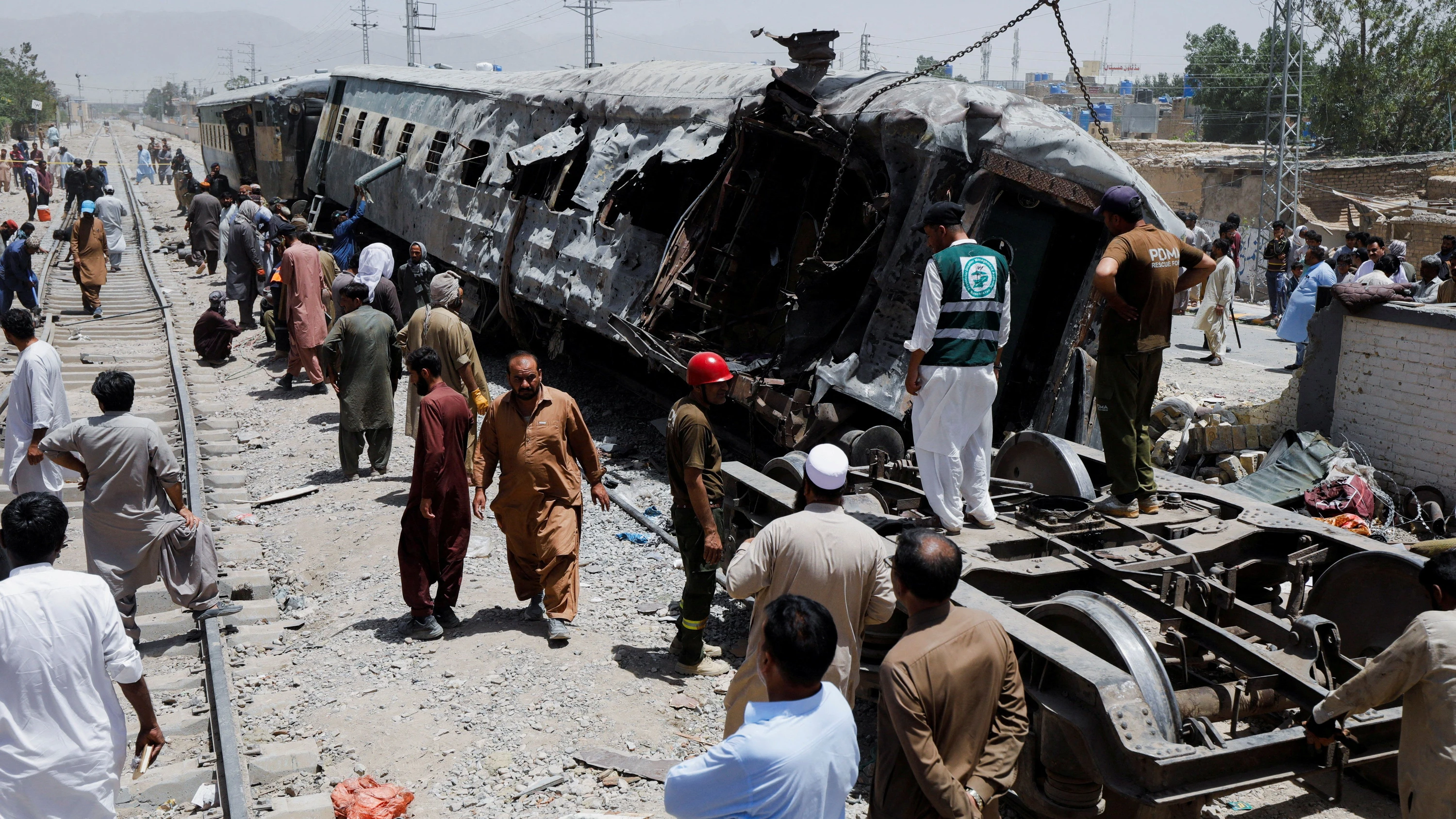 Bild: Pakistan: Viele Tote bei mutmaßlichem Anschlag auf Zug