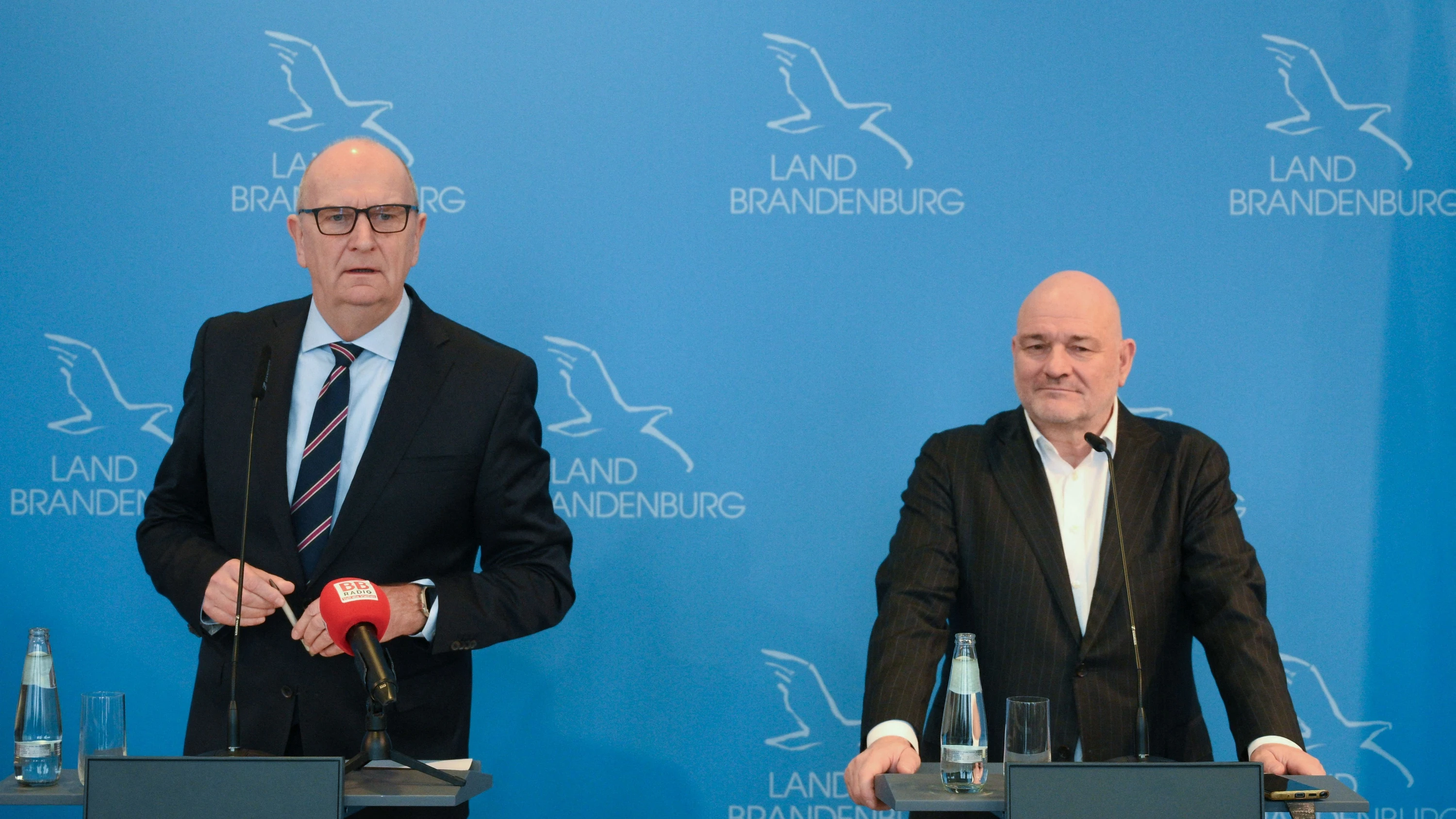 Woidke und Crumbach am 6. Januar 2026 in Potsdam - AFP