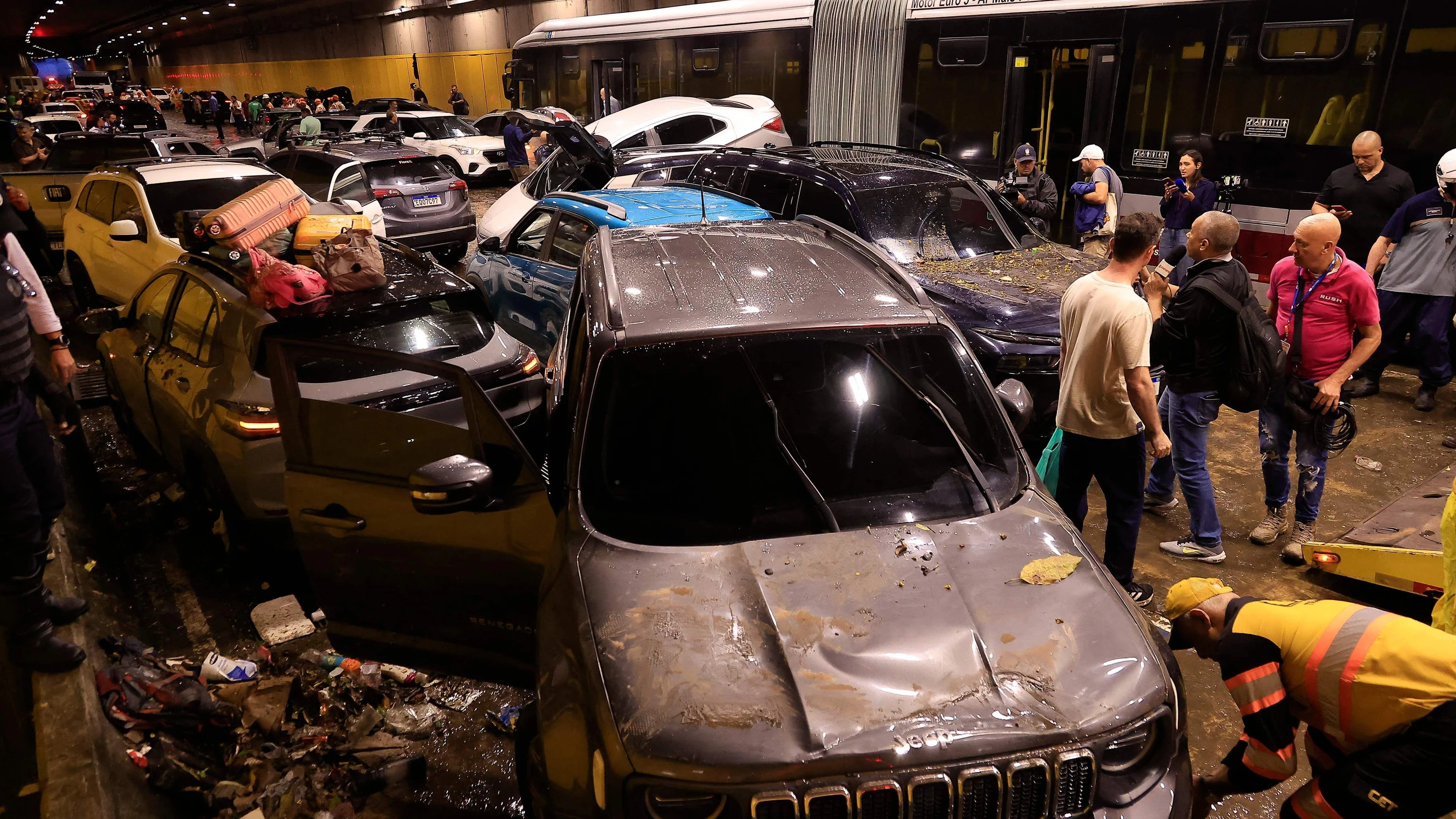 Panik in São Paulo: Starkregen flutet Tunnel mit Autos