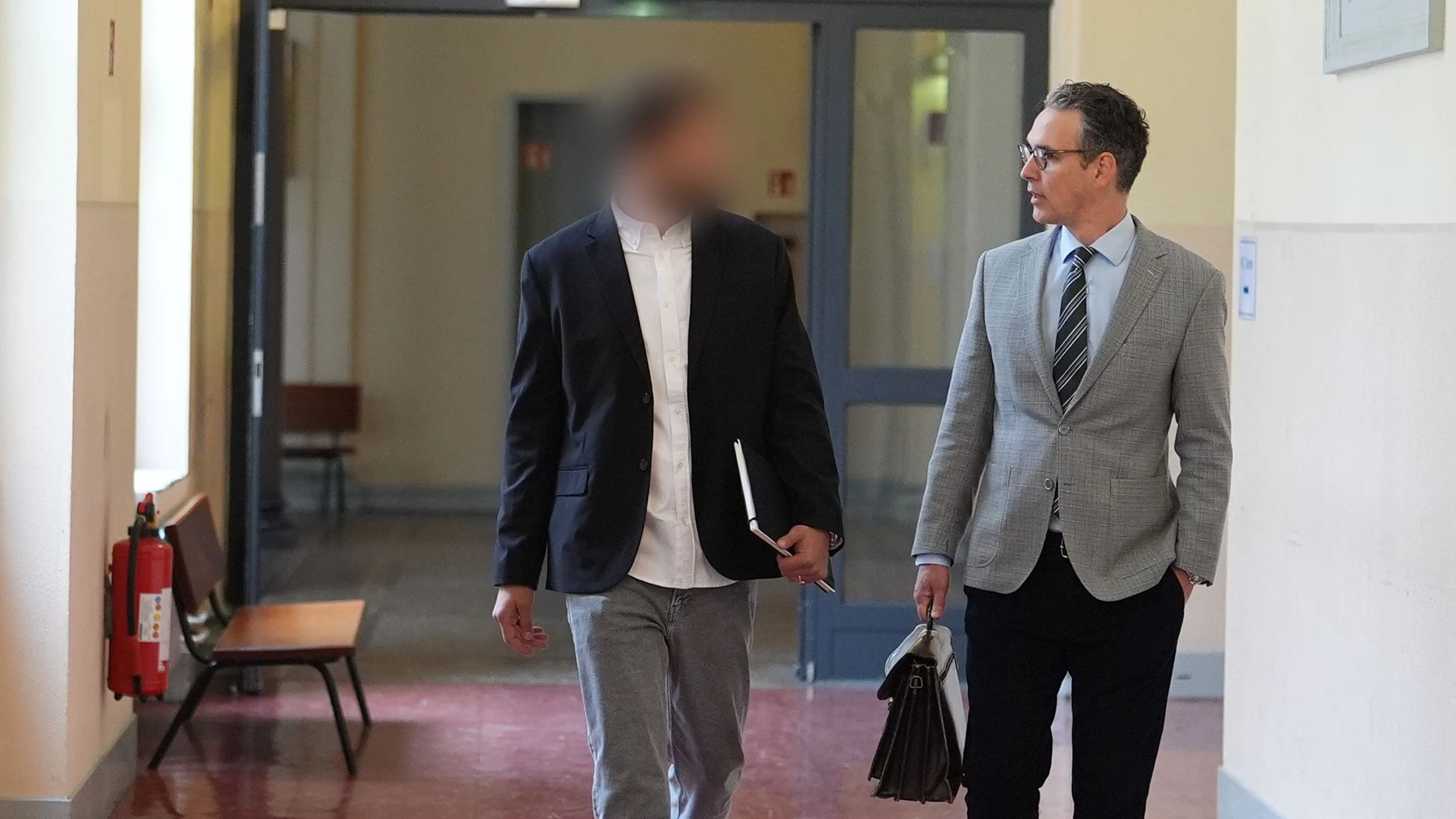 Der mutmaßliche Tatbeteiligte Jonathan G. geht mit seinem Rechtsanwalt Christian Hermanussen zum Gerichtssaal - dpa