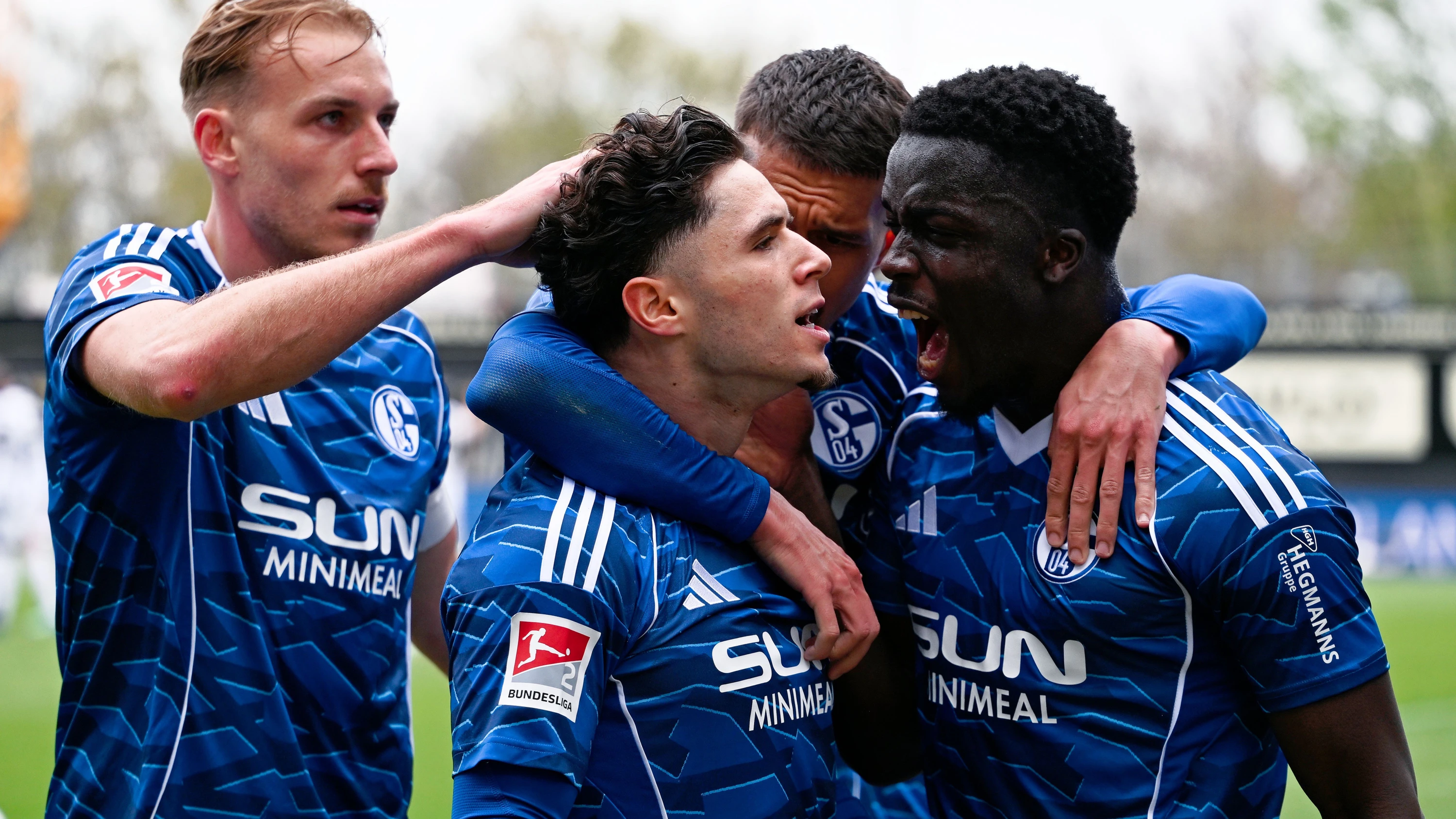 Zweite Bundesliga: Schalke verteidigt im Topspiel Tabellenführung Zweite Bundesliga: Schalke verteidigt im Topspiel Tabellenführung