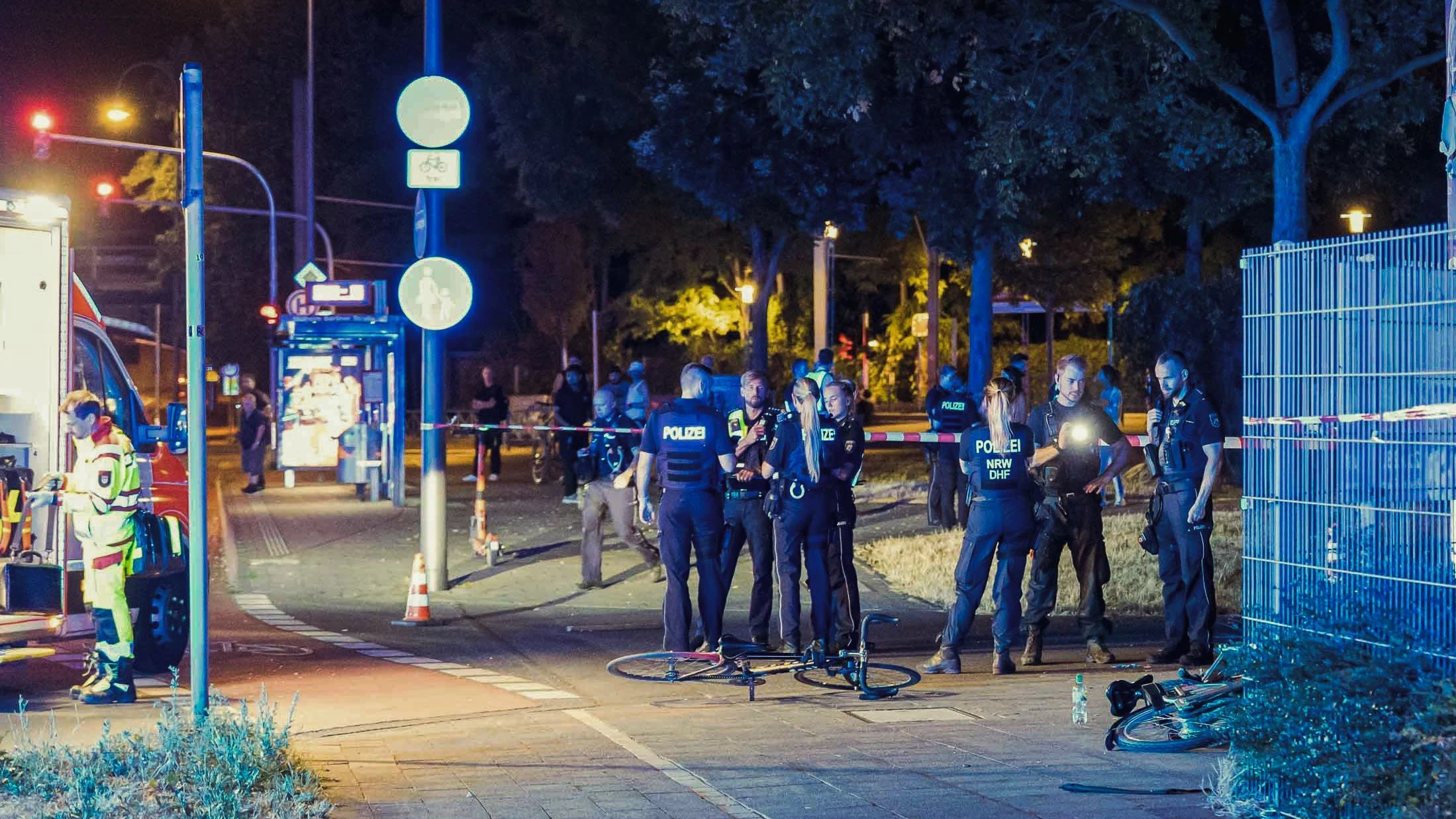 Polizei und Rettungskräfte am Tatort der Schießerei mit mehreren Verletzten in Köln-Mülheim - dpa