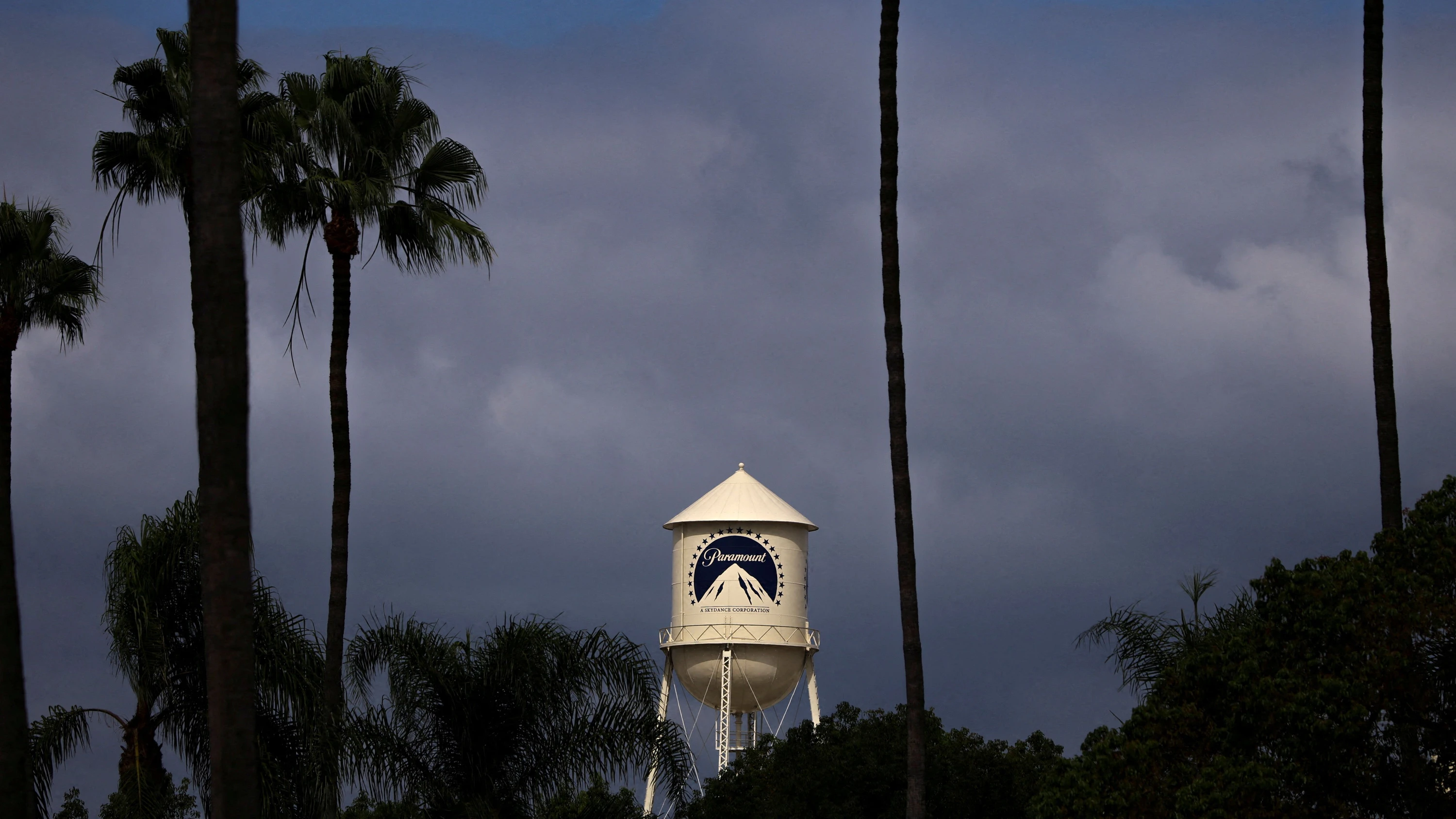 Ein Wasserturm mit dem Paramount Logo auf dem Grundstück des Unternehmens in Hollywood. - Reuters