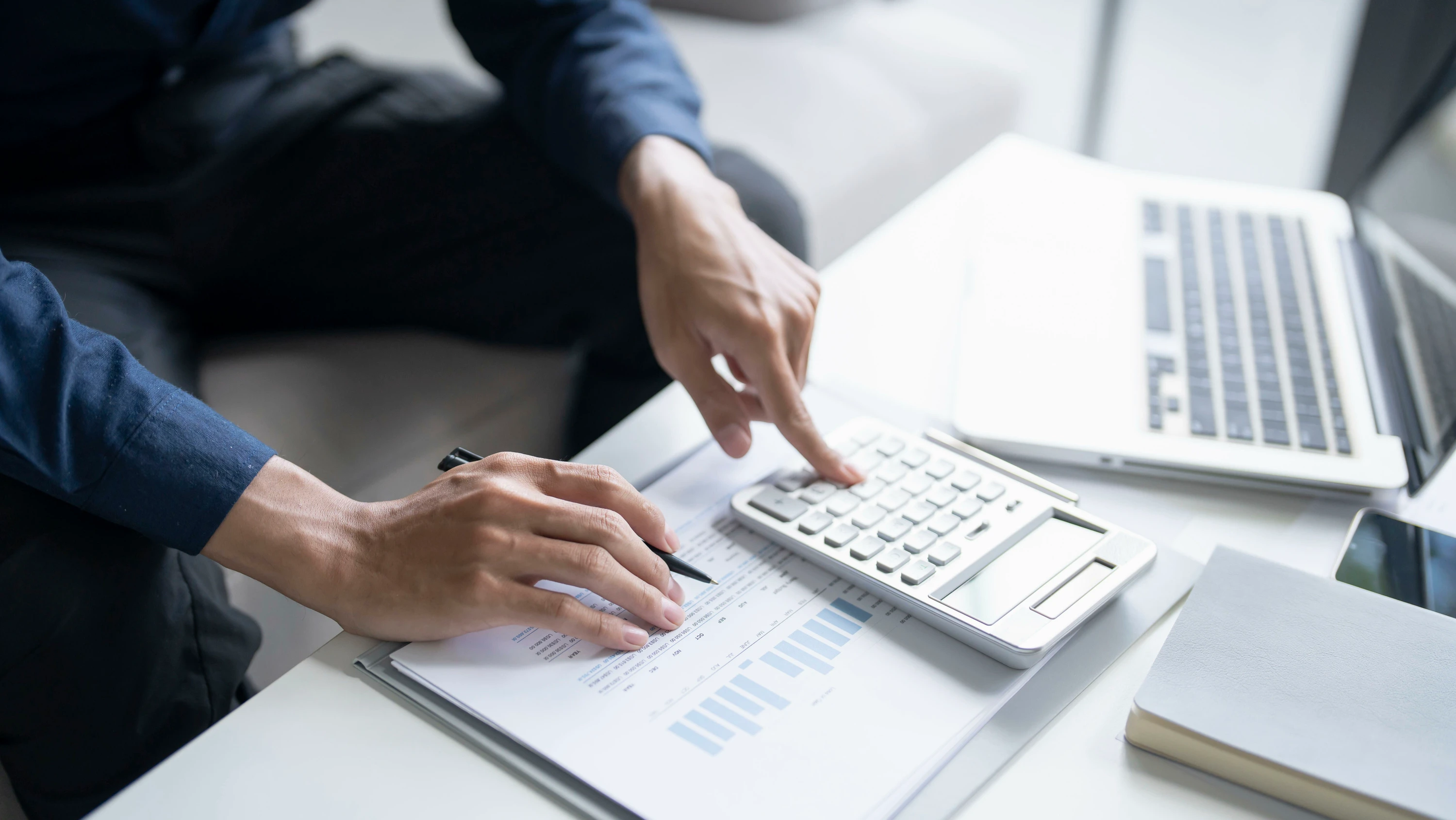 Wer in der Wirtschaft erfolgreich sein will, muss gut rechnen können. Mindestens genauso wichtig sind allerdings auch solide Rechtskenntnisse. - Picture Alliance