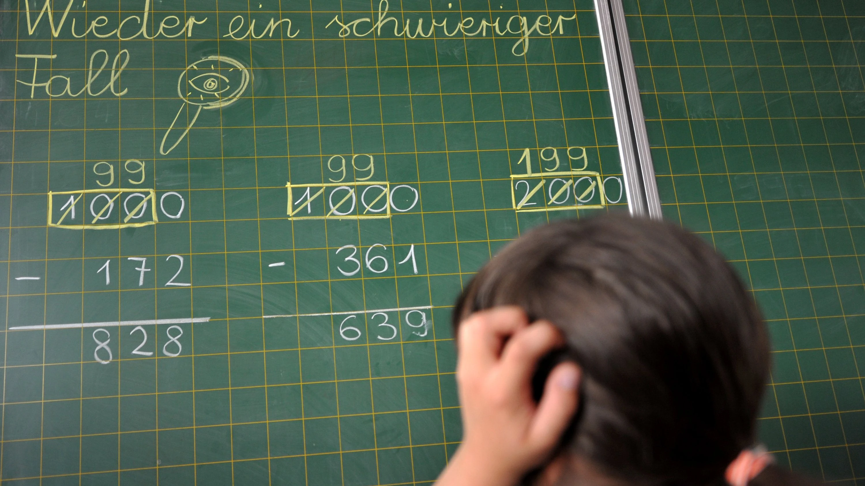 Zu wenig Selbstvertrauen: Mädchen zeigen in Deutschland schlechtere Leistungen in Mathematik als Jungen – in einigen anderen Ländern ist es umgekehrt. - dpa