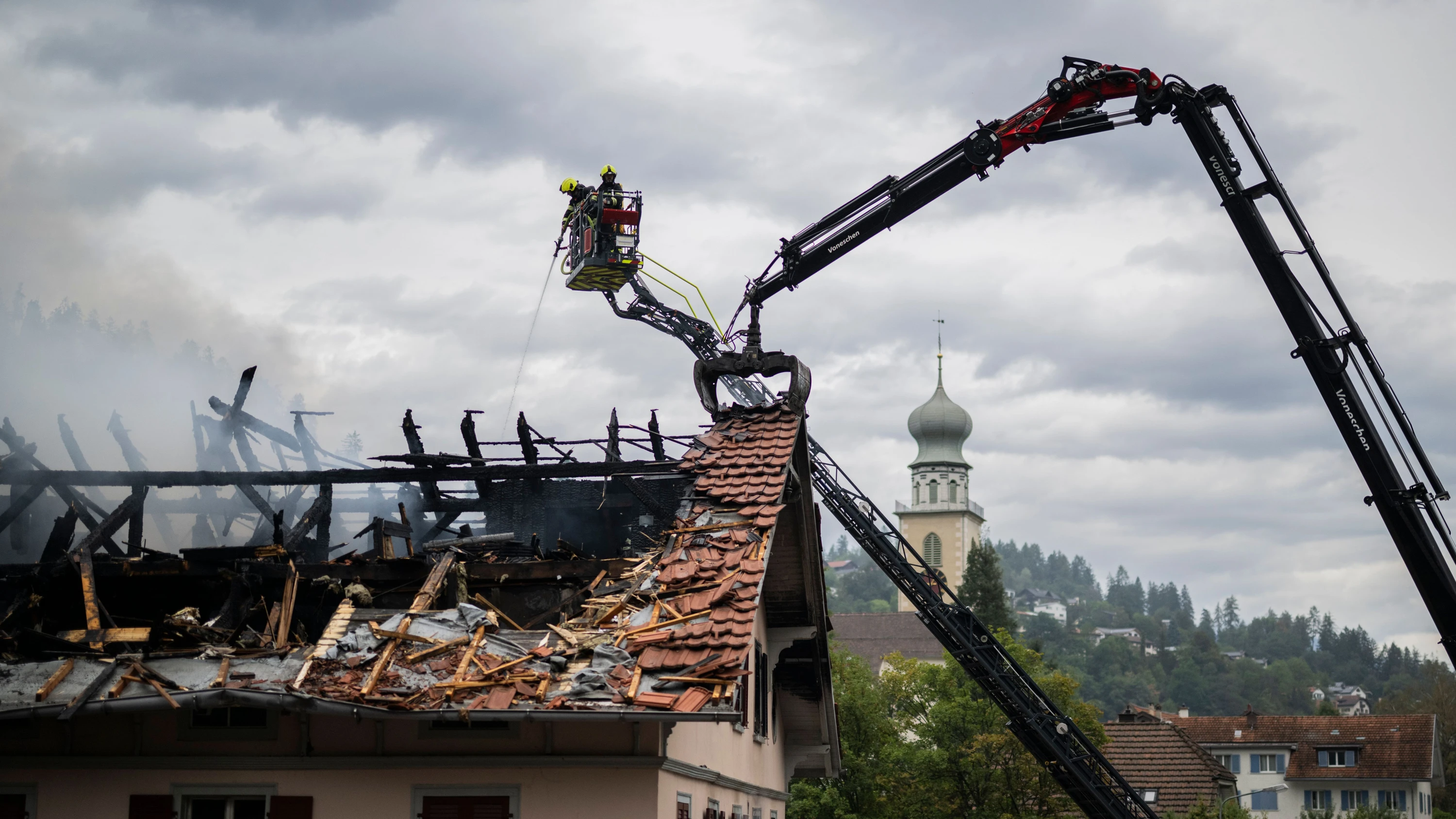 Acht verletzte: Fünf Vermisste nach Brand in Schweizer Wohngebäude