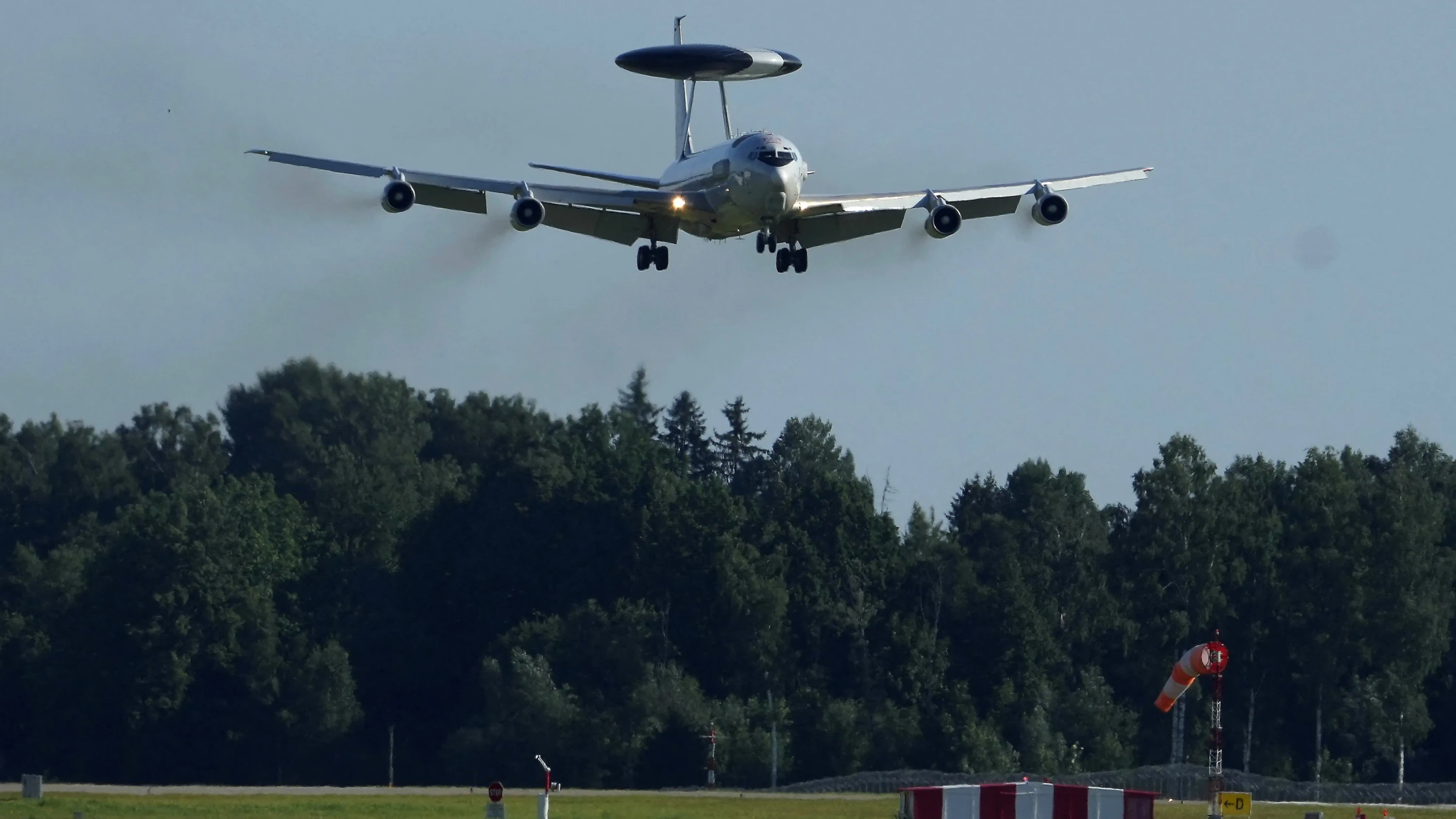 Ein AWACS-Flugzeug der NATO landet in Lettland Ende Juli. (Symbolbild) - Reuters