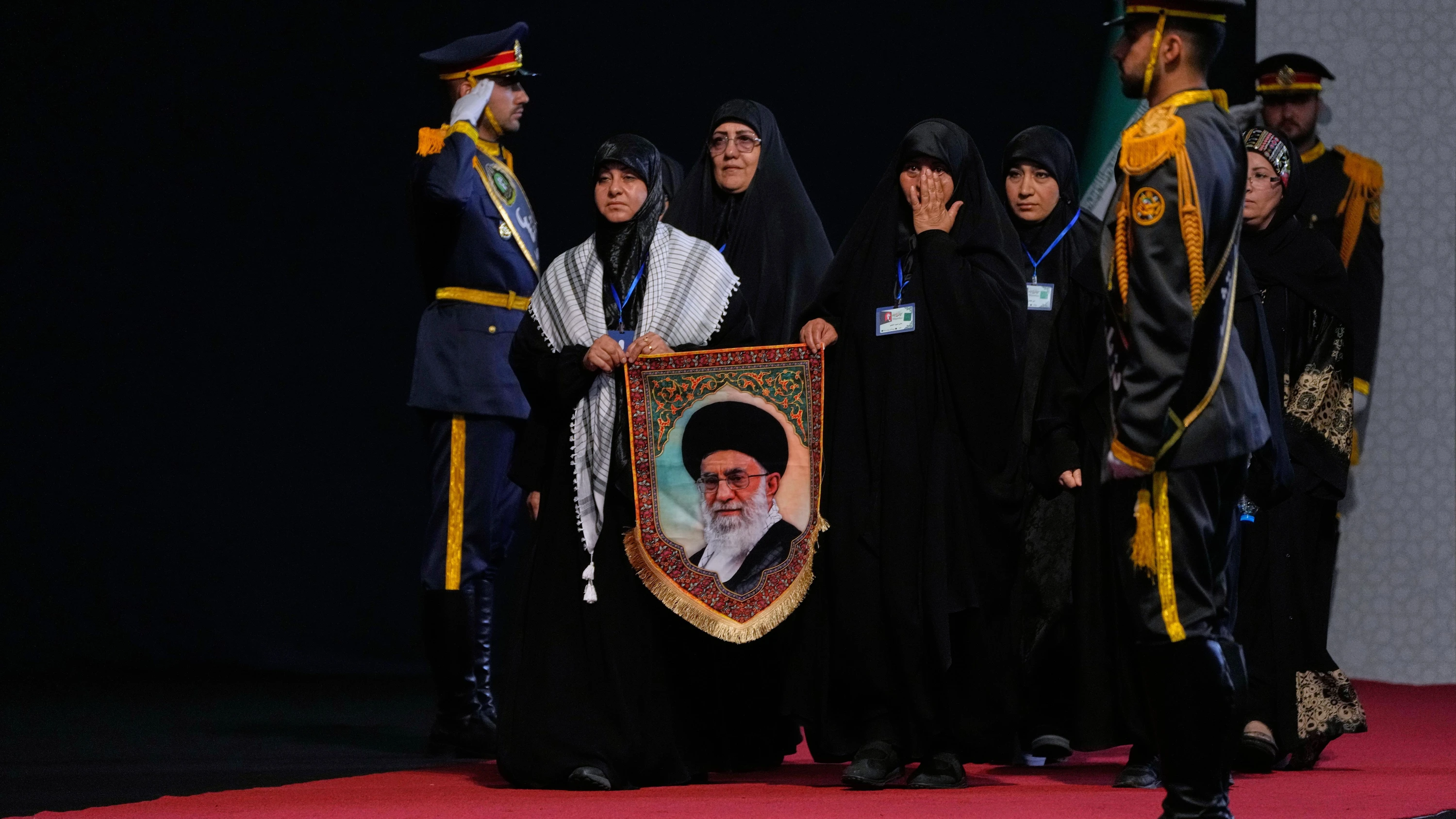 Frauen tragen am Freitag in Teheran ein Porträt des getöteten Führers Ali Khamenei. - dpa