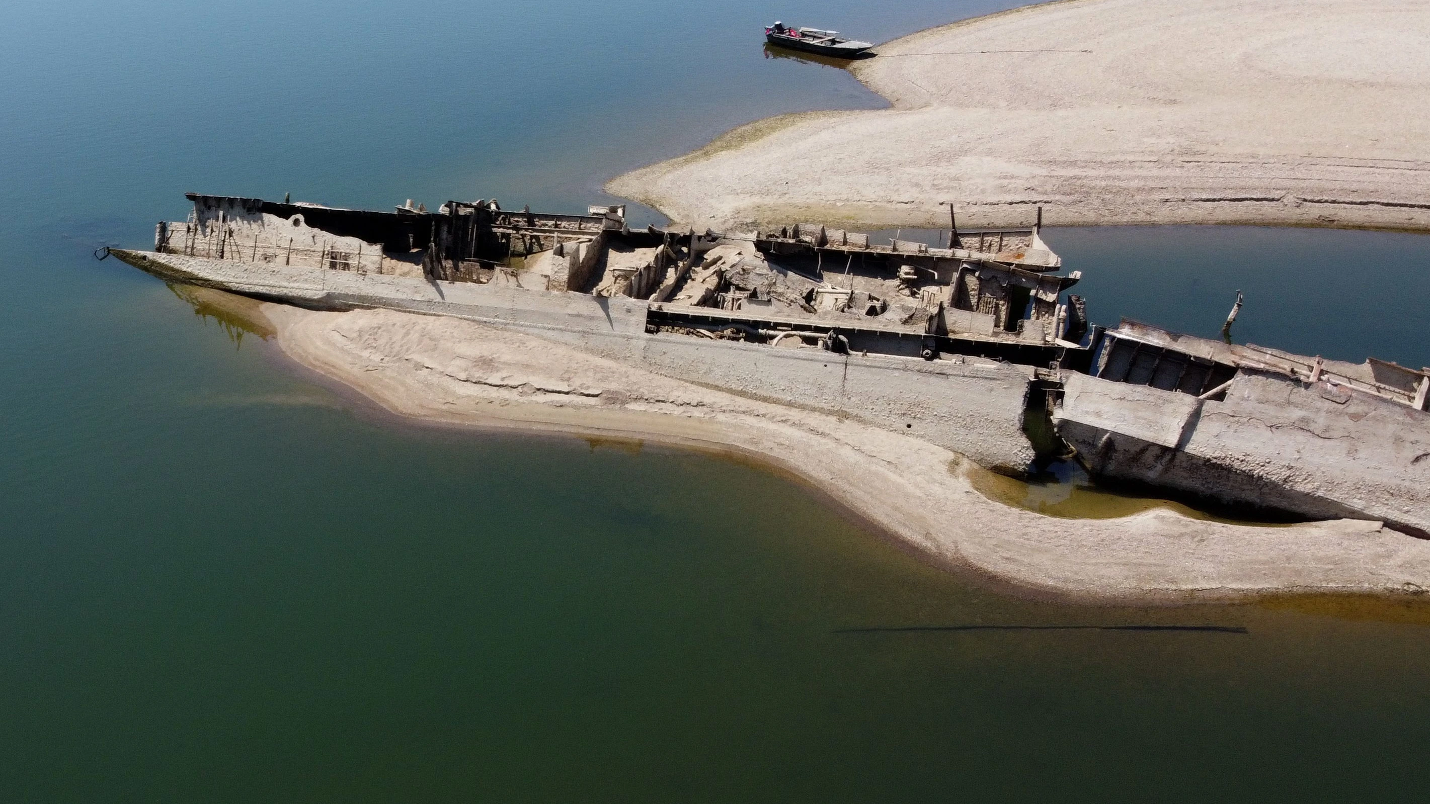 Serbien, Prahovo: Das Wrack eines deutschen Kriegsschiffs aus dem Zweiten Weltkrieg taucht aufgrund der Dürre vor dem Djerdap-II-Staudamm an der Donau zwischen Rumänien und Serbien auf. - dpa