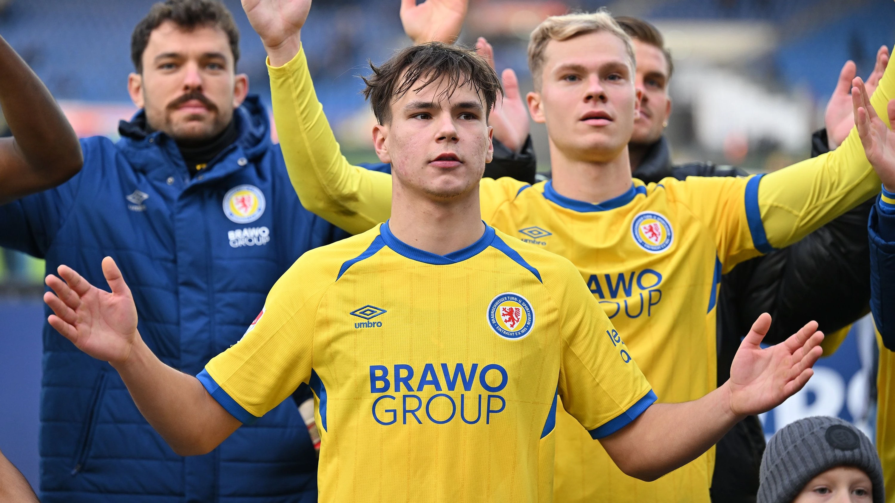 Erfolg in Liga zwei: Braunschweig siegt und bangt