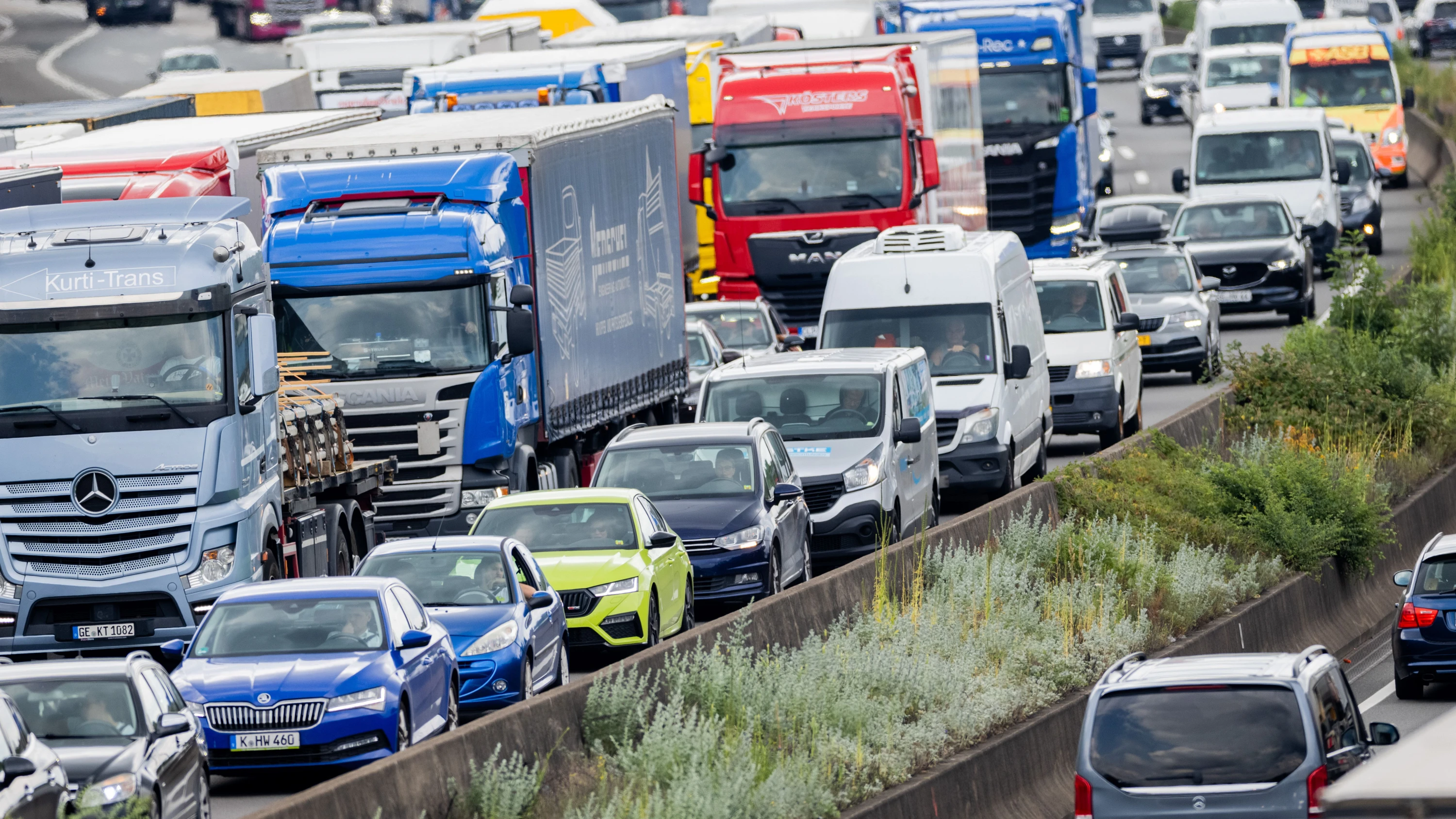 Niedrige Flusspegel: Umweltschützer kritisierten Lockerung von Fahrverboten für Lkw Niedrige Flusspegel: Umweltschützer kritisierten Lockerung von Fahrverboten für Lkw