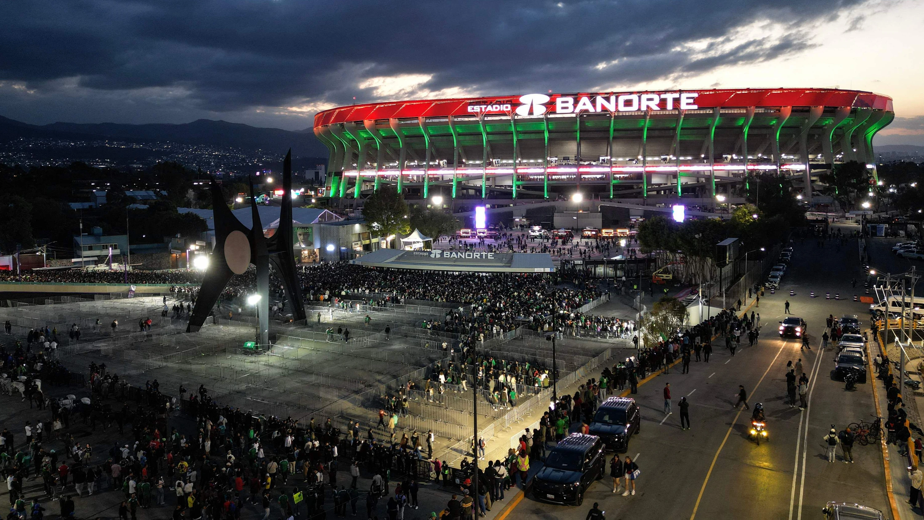 Stadion-Wiedereröffnung: WM-Testspiel im Aztekenstadion von Todesfall überschattet Stadion-Wiedereröffnung: WM-Testspiel im Aztekenstadion von Todesfall überschattet