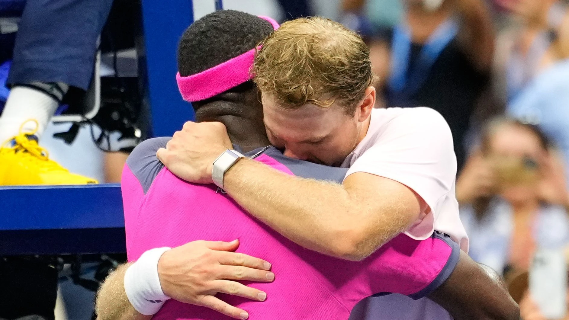 Frances Tiafoe (l) und Alex Michelsen umarmen sich nach Tiafoes Sieg. - Yuki Iwamura/AP/dpa