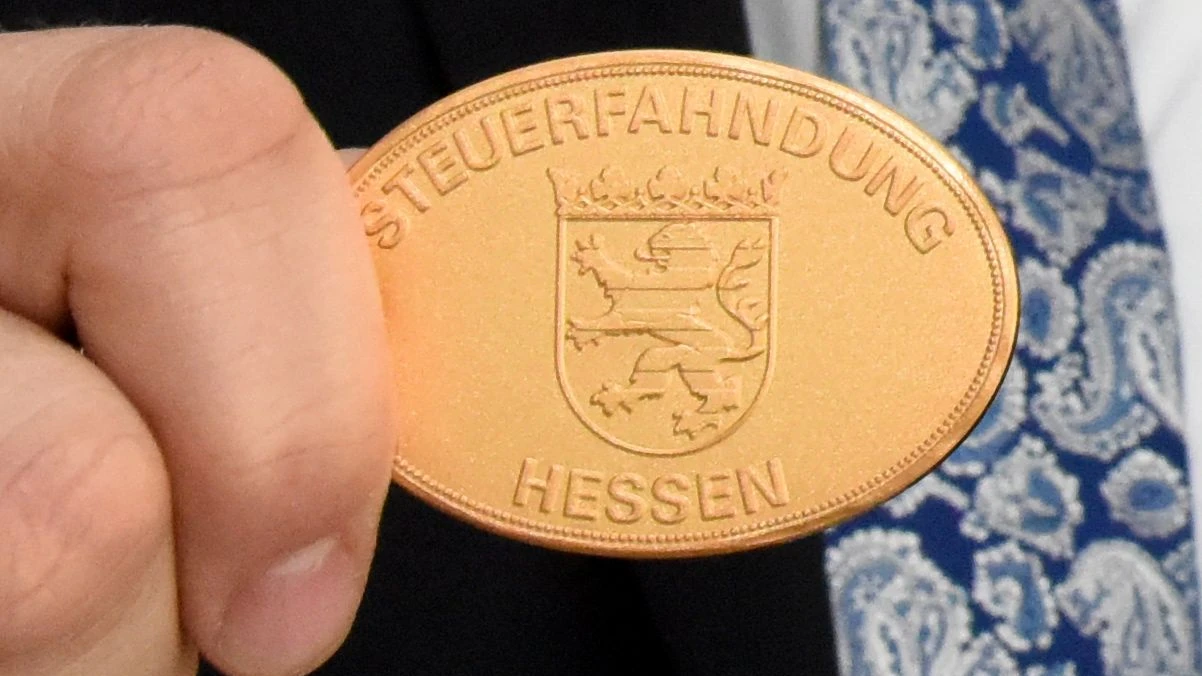 Dienstmarke eines Steuerfahnders - dpa