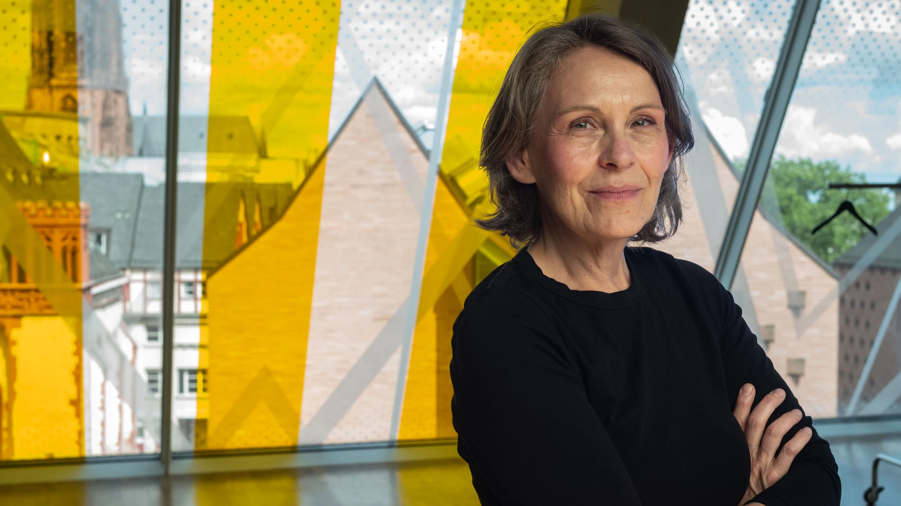 Toni Wombacher in Frankfurt: Sie entfaltet ihre Kunst zwischen Garderoben und Stühlen