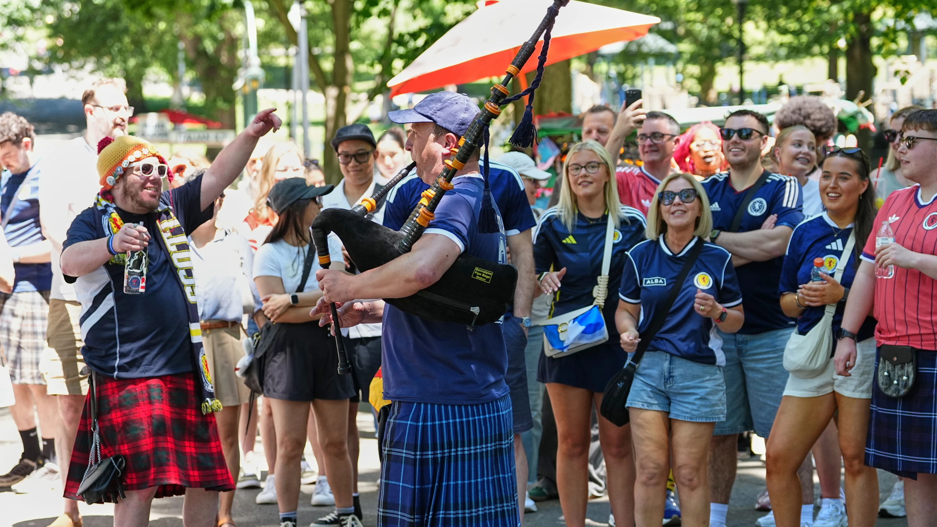 Liveblog Fußball-WM 2026: Schottische Fan-Party: Boston und Glasgow gehen Städtepartnerschaft ein Liveblog Fußball-WM 2026: Schottische Fan-Party: Boston und Glasgow gehen Städtepartnerschaft ein