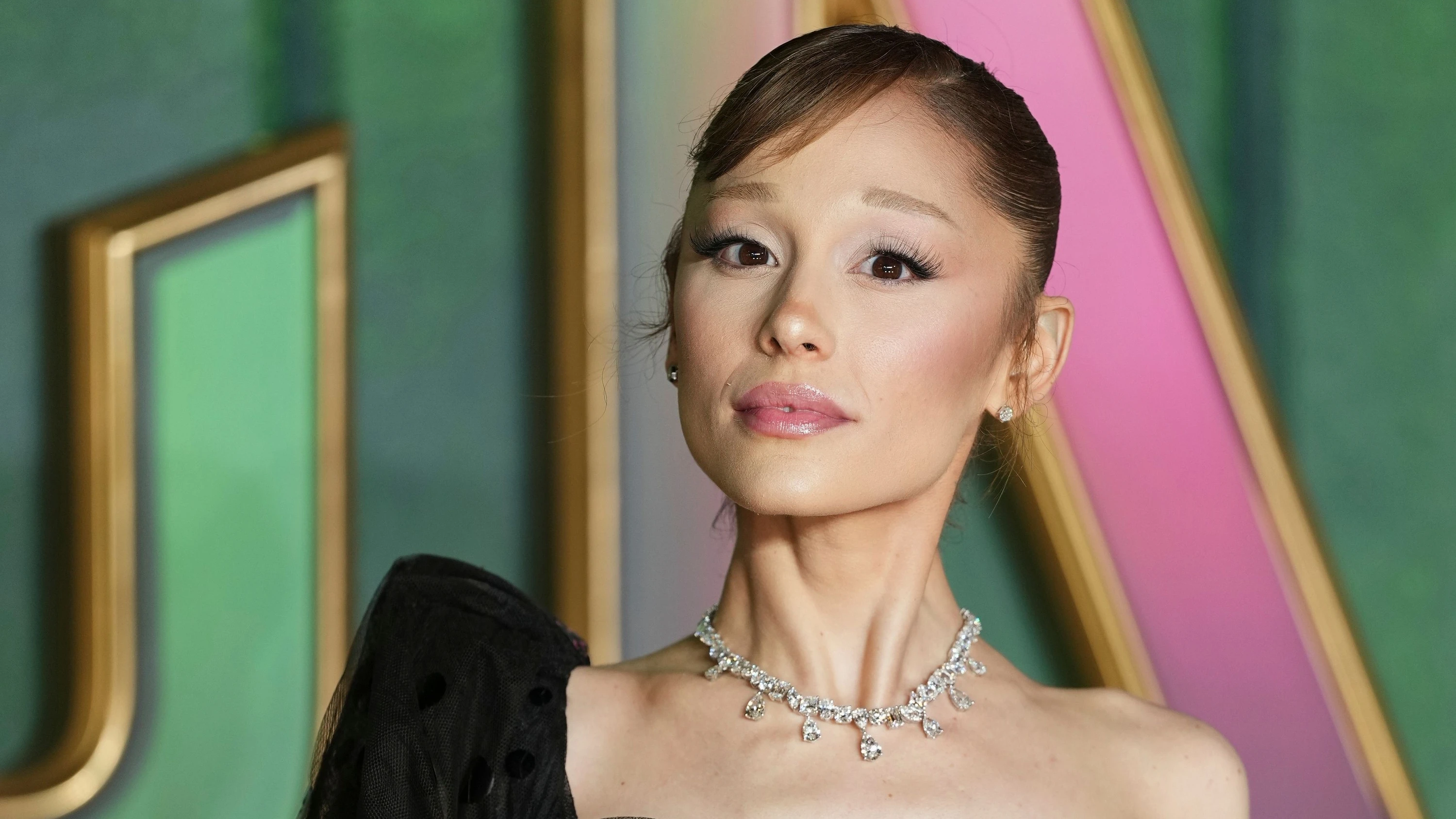 „Wohlverdiente Pause: Ariana Grande zieht sich aus der Öffentlichkeit zurück Die US-Sängerin und Schauspielerin Ariana Grande lässt ein geplantes Musical-Projekt fallen. Sie wolle aus der „Sichtbarkeit zurücktreten, erklärt ihr Management.