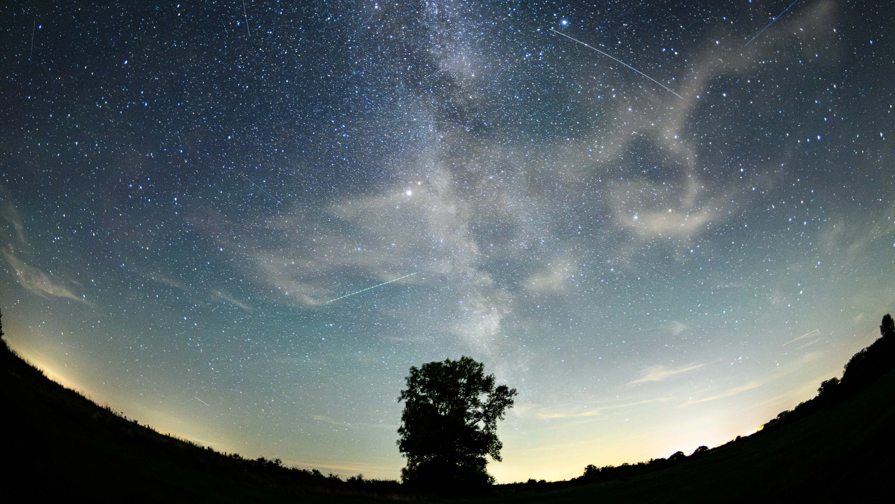 Sternhimmel im Oktober: Der Andromedanebel rast auf die Milchstraße zu