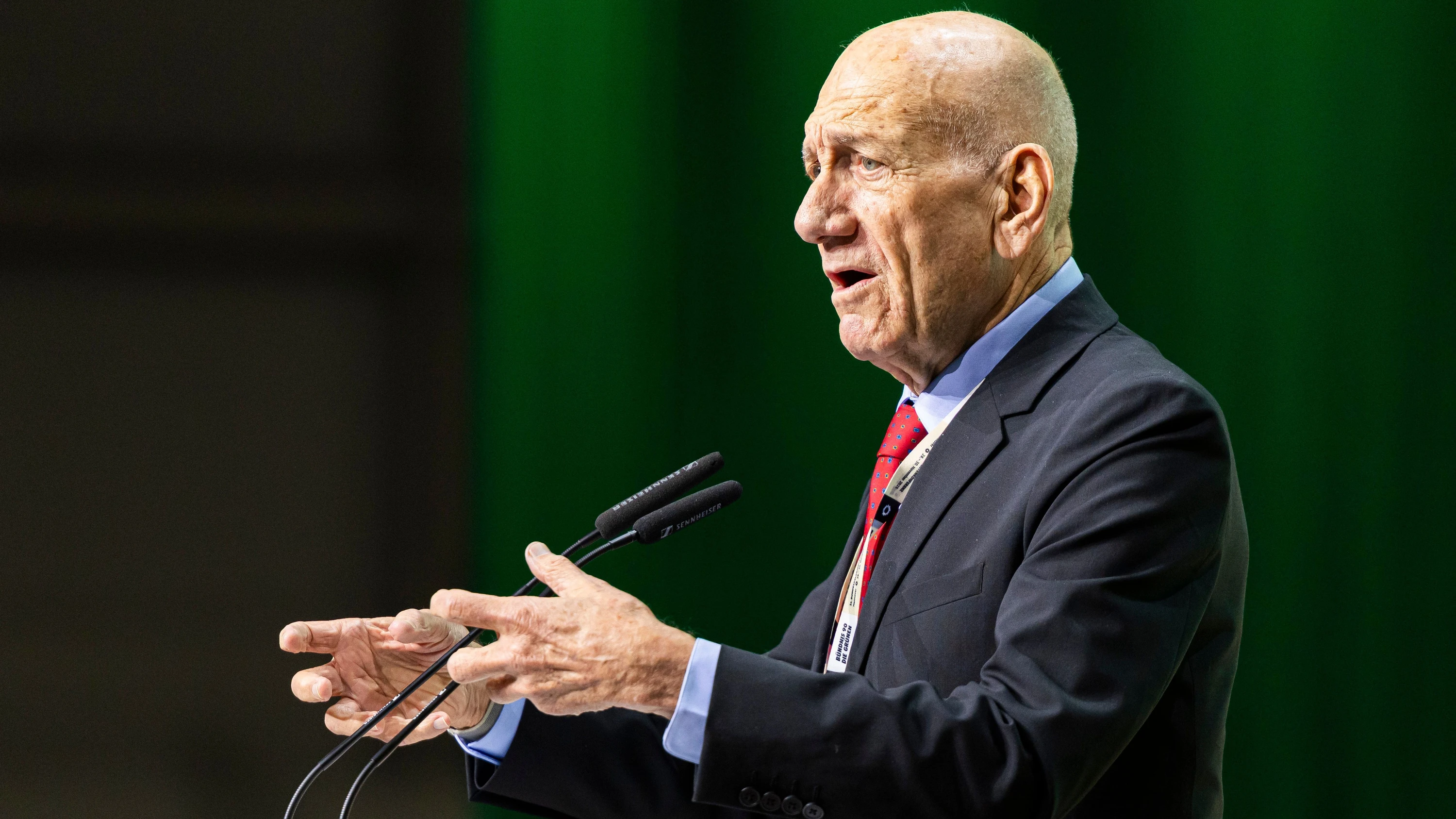Ehud Olmert, ehemaliger israelischer Ministerpräsident, spricht im November 2025 beim Bundesparteitag der Grünen. - dpa