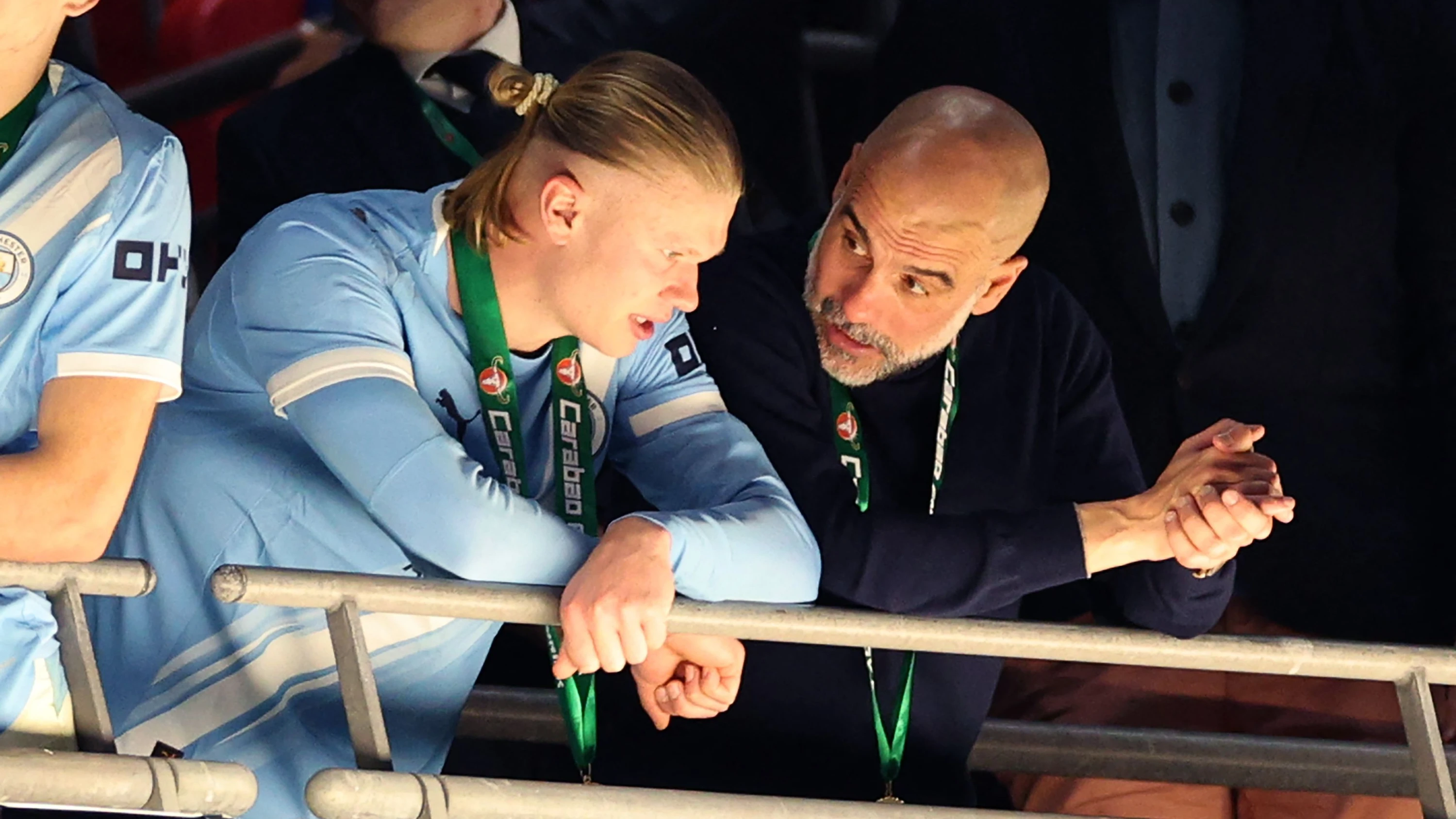 gemeinsam mit Vater: Erling Haaland kauft ein Buch für 120.000 Euro