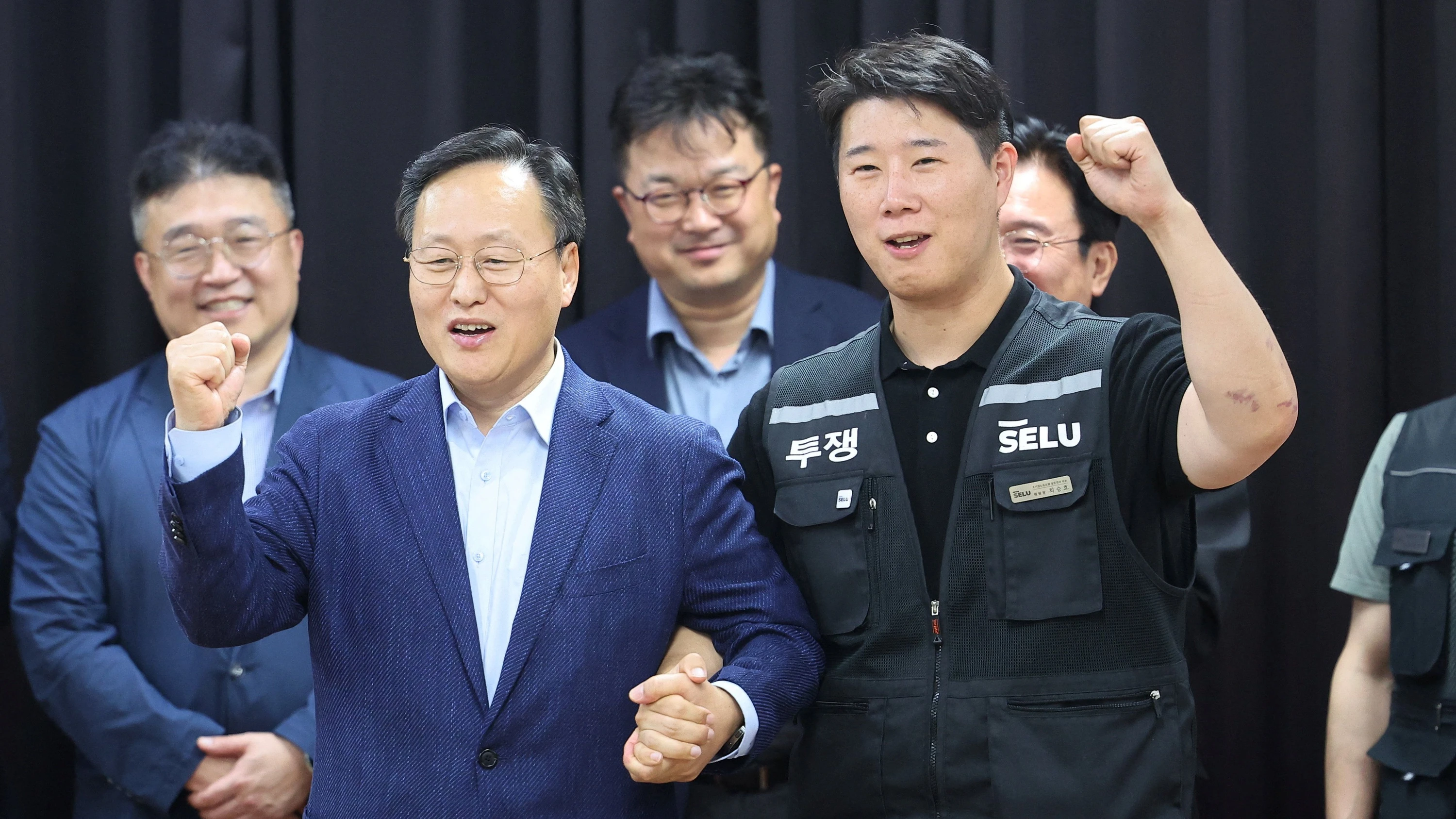 Am Ende Hand in Hand: Samsung-Manager Yeo Myung-koo und Gewerkschaftsführer Choi Seung-ho. - Reuters