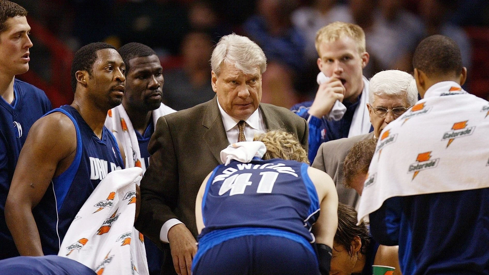 „Wenn es um Entscheidungen geht, traue ich mir selbst immer mehr als anderen“: Don Nelson, im Vordergrund Dirk Nowitzki (Foto aus der Saison 2002/2003). - dpa