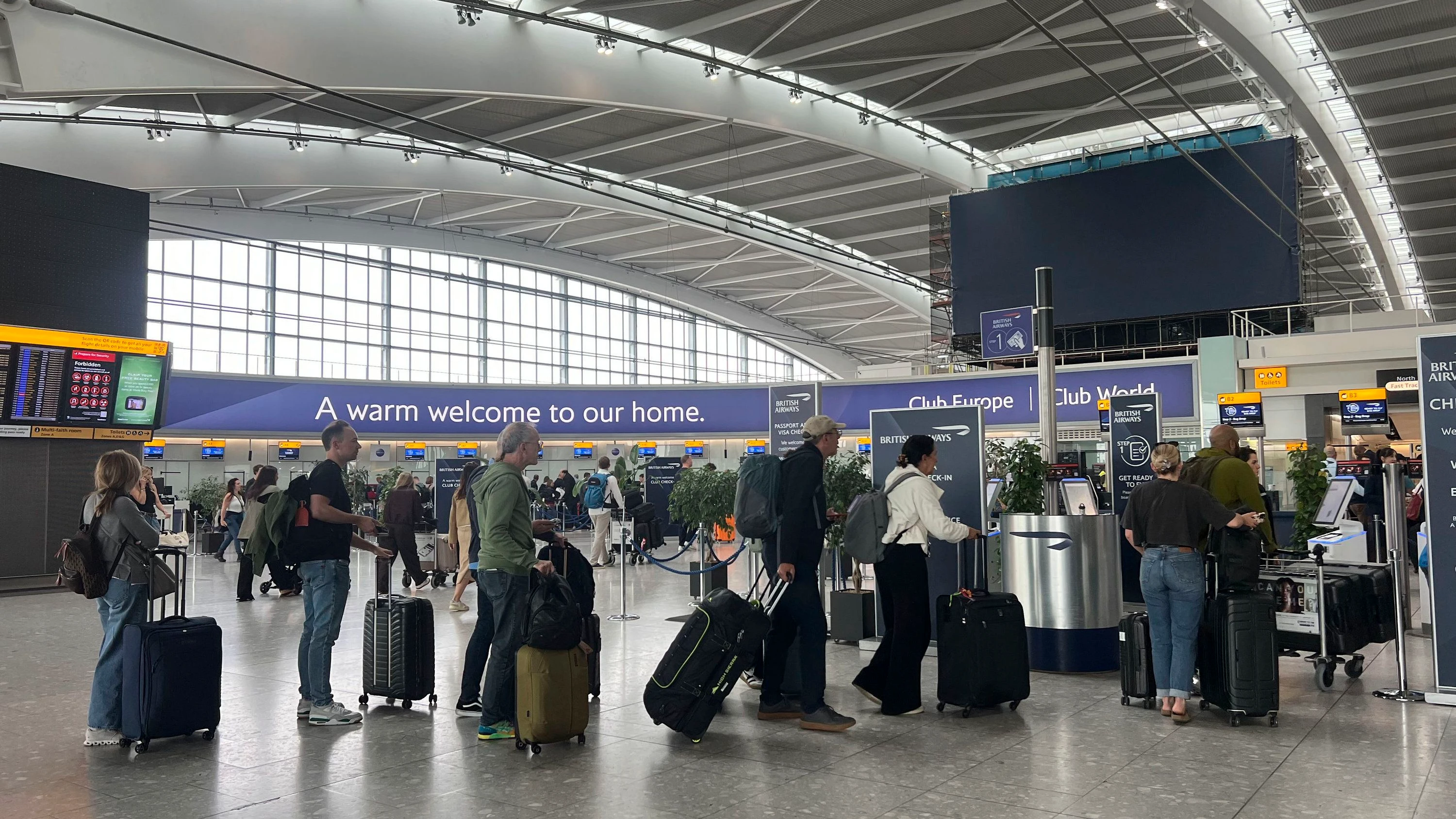 Panne bei der Flugsicherung: Flugausfälle und Chaos an britischen Flughäfen