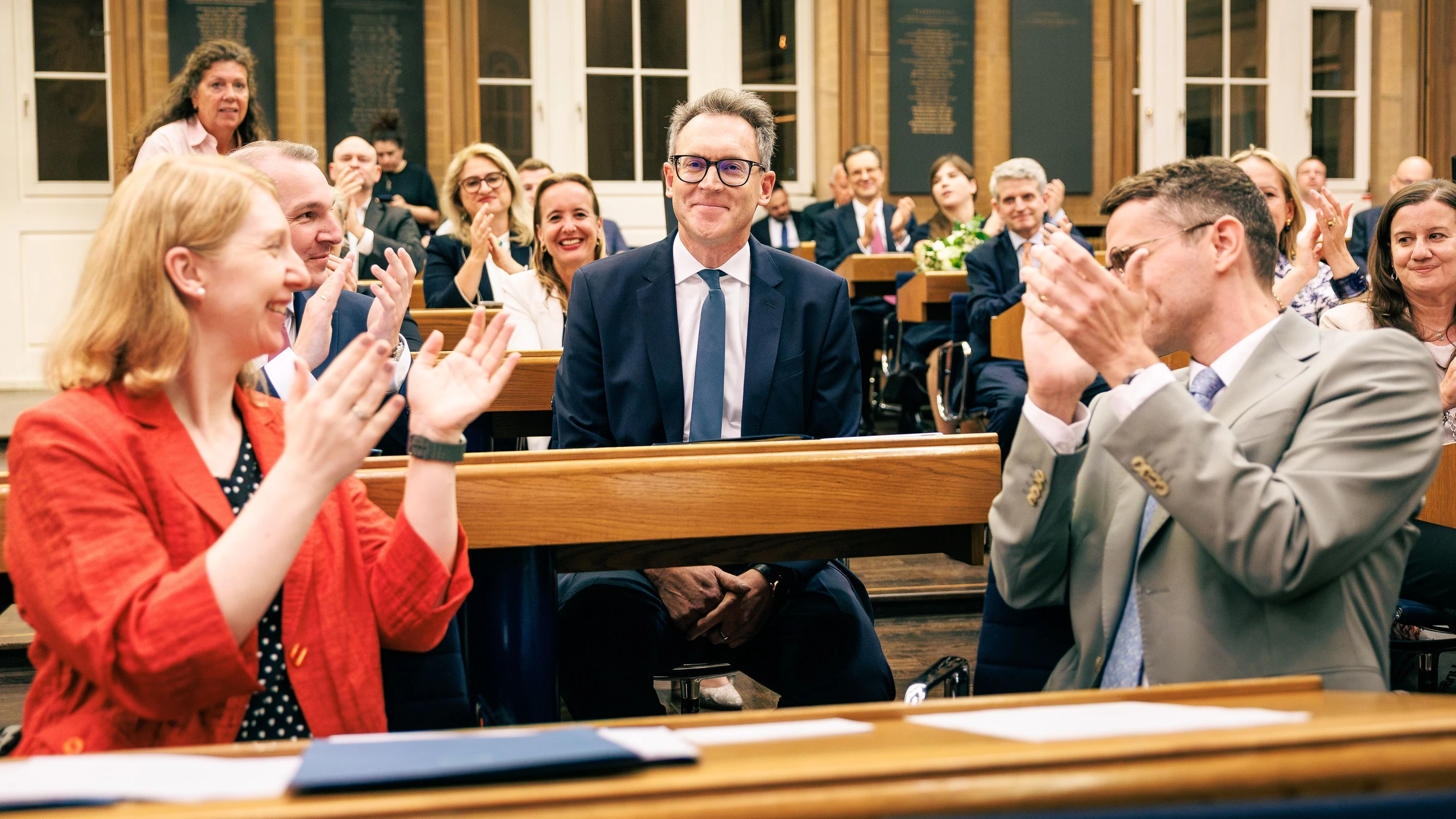 Erster Wahlgang, erster Erfolg: Nils Kößler (CDU) ist mit 63 Stimmen zum Bürgermeister gewählt worden. Ihm applaudiert auch seine Nachfolgerin im Fraktionsvorsitz, Sara Steinhardt (links). - Lando Hass