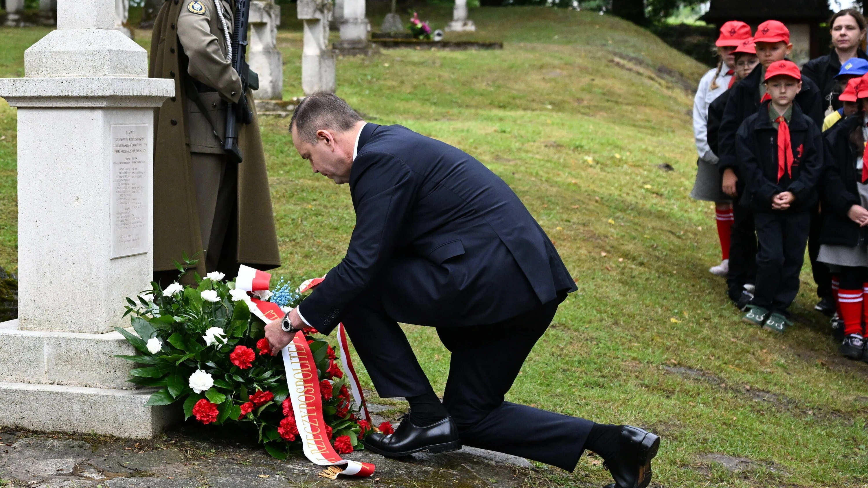 In Radruz: Polens Präsident Karol Nawrocki legt Blumen an einem Denkmal anlässlich des «Gedenktags für die Opfer des Massakers von Wolhynien und anderer Verbrechen ukrainischer Nationalisten» ab. - dpa