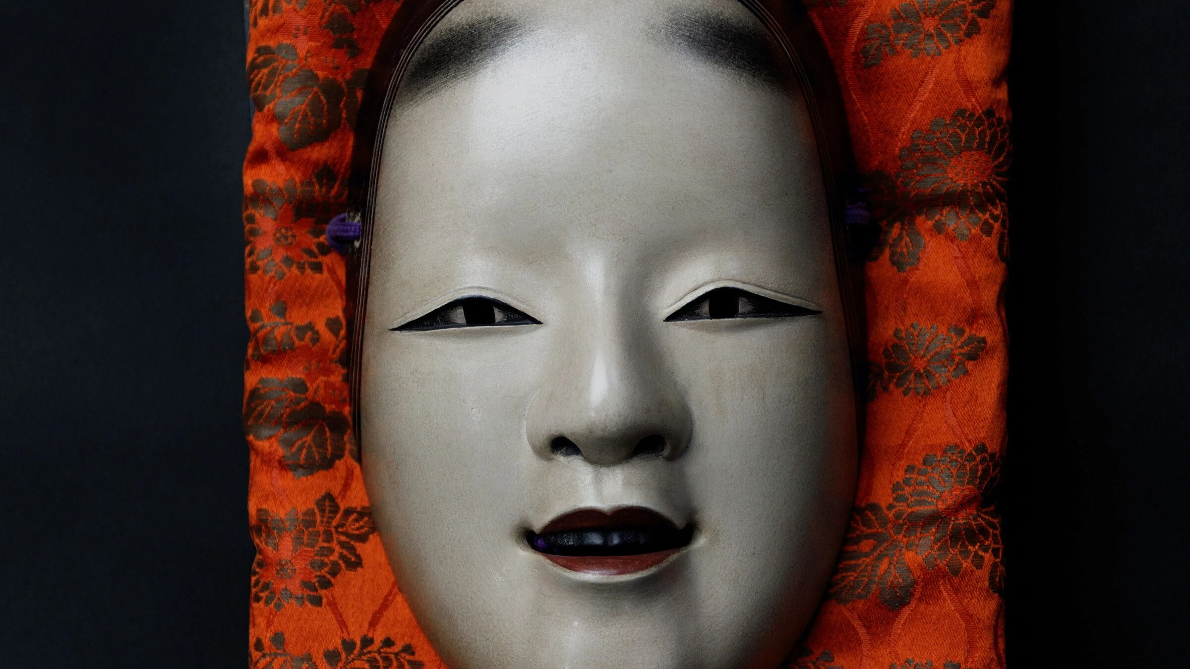 Eine Noh-Maske auf der japanischen Insel Sado: Das Noh-Theater ist noch sehr lebendig, es gibt 30 Noh-Bühnen, auf denen zu ausgewählten Terminen von Laiengruppen Stücke aufgeführt werden. - Ko Sasaki/NYT/Redux/Laif