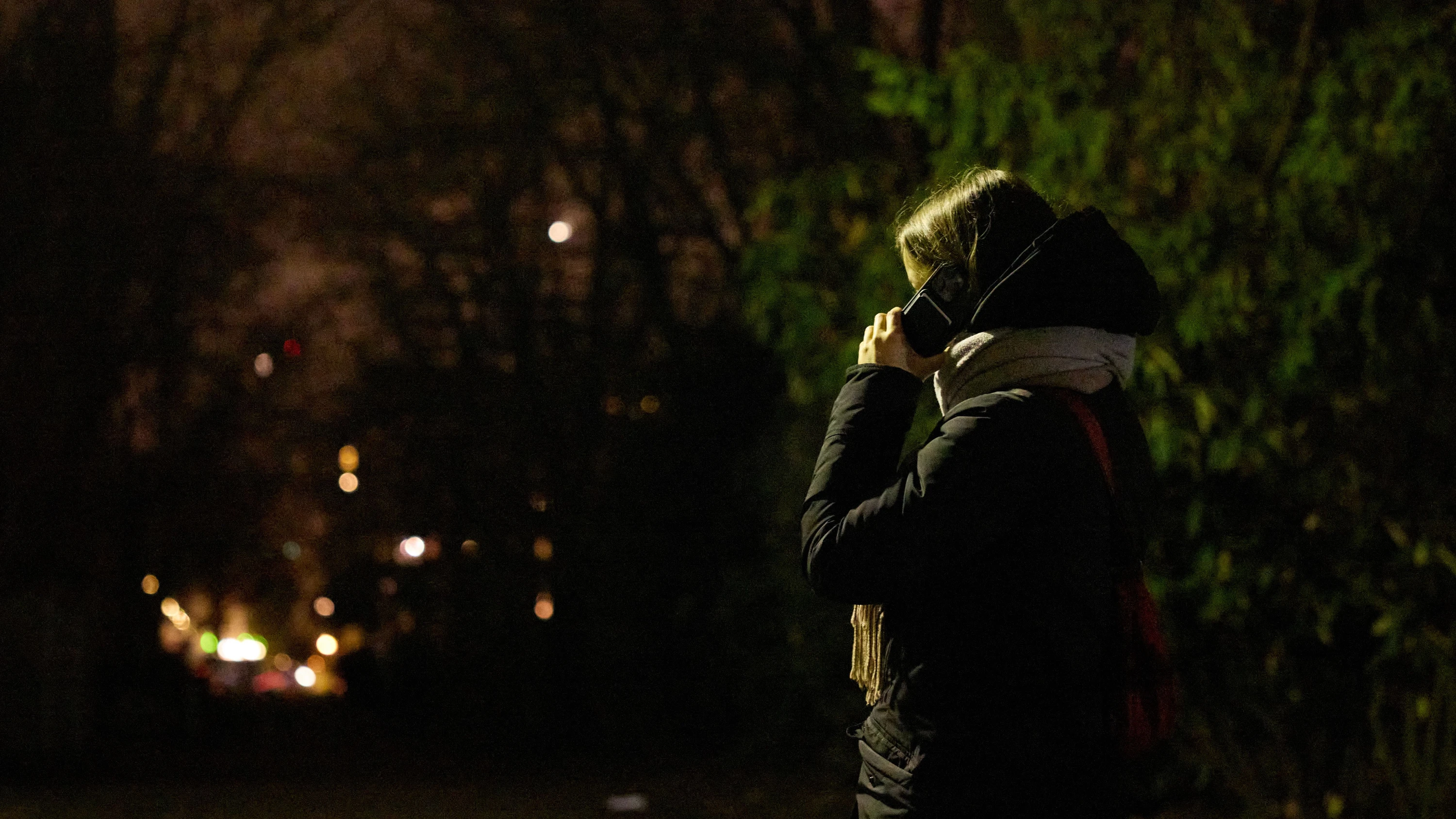 Schutz auf dunklen Wegen: Mit dem Heimwegtelefon beruhigt nach Hause