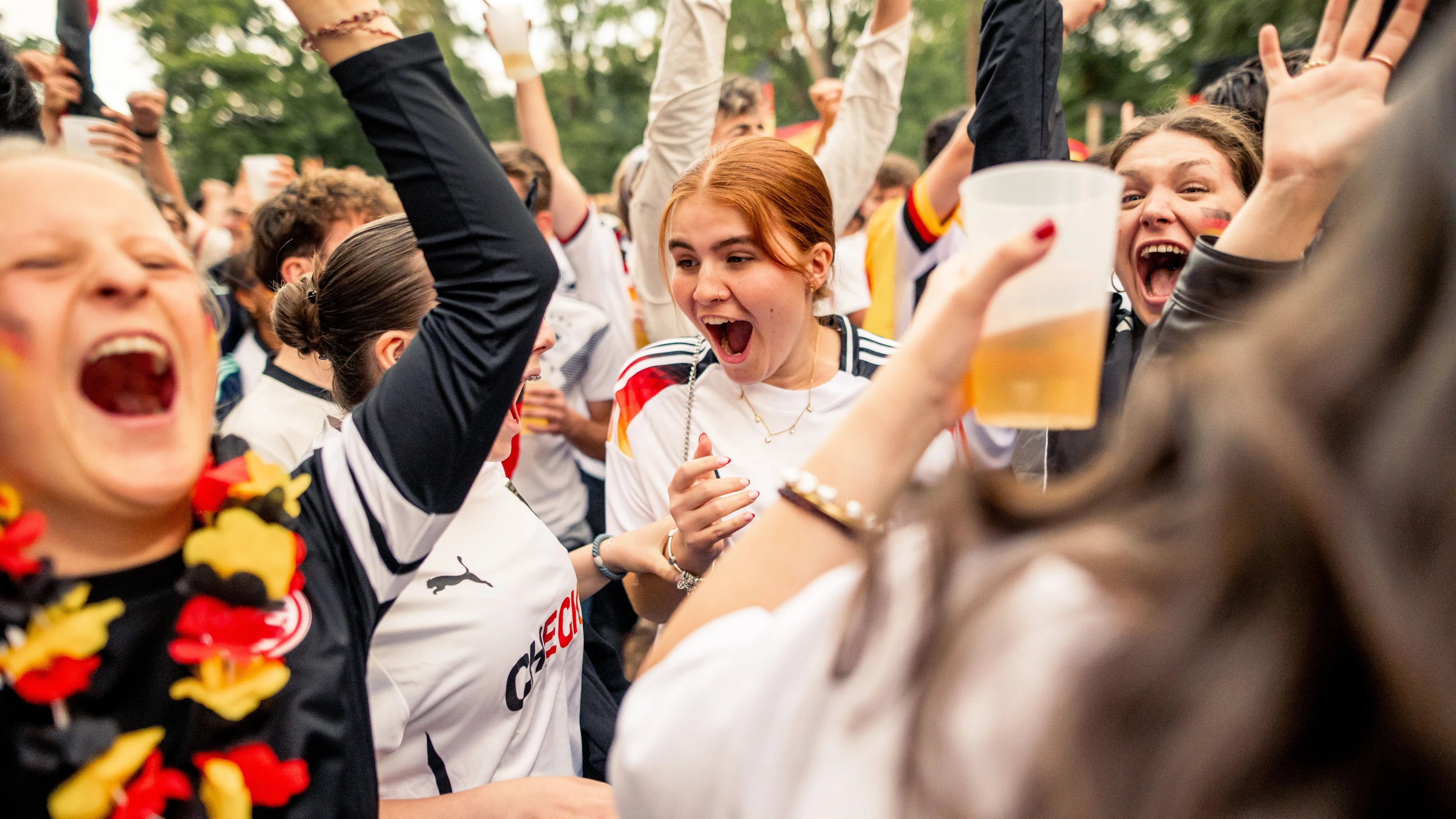 Ein 7:1 gegen Curaçao! Fans jubeln beim Public Viewing in Frankfurt. - Maximilian von Lachner