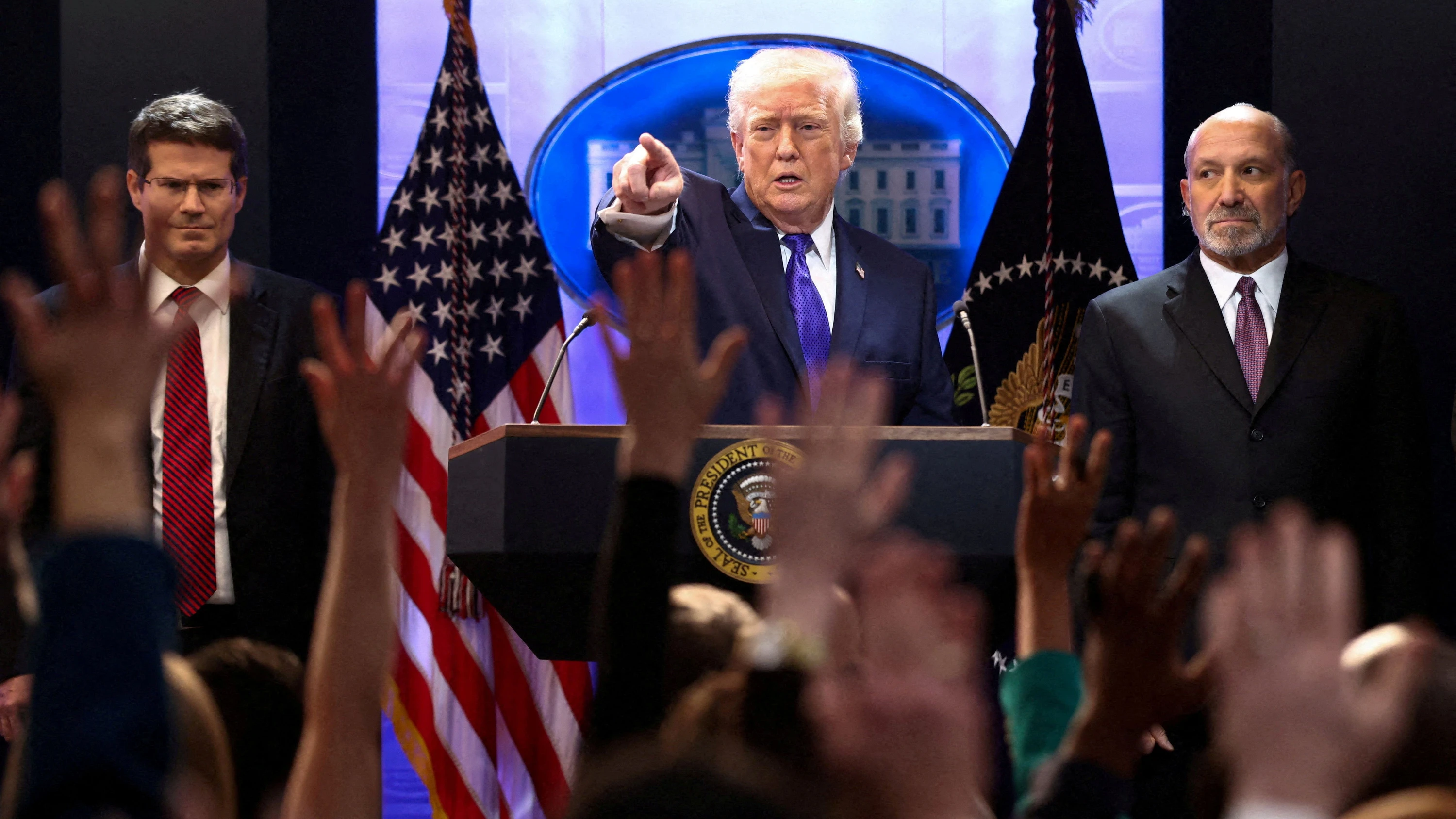 Liveblog USA unter Trump: Mit sofortiger Wirkung: Trump erhöht neue Zölle auf 15 Prozent