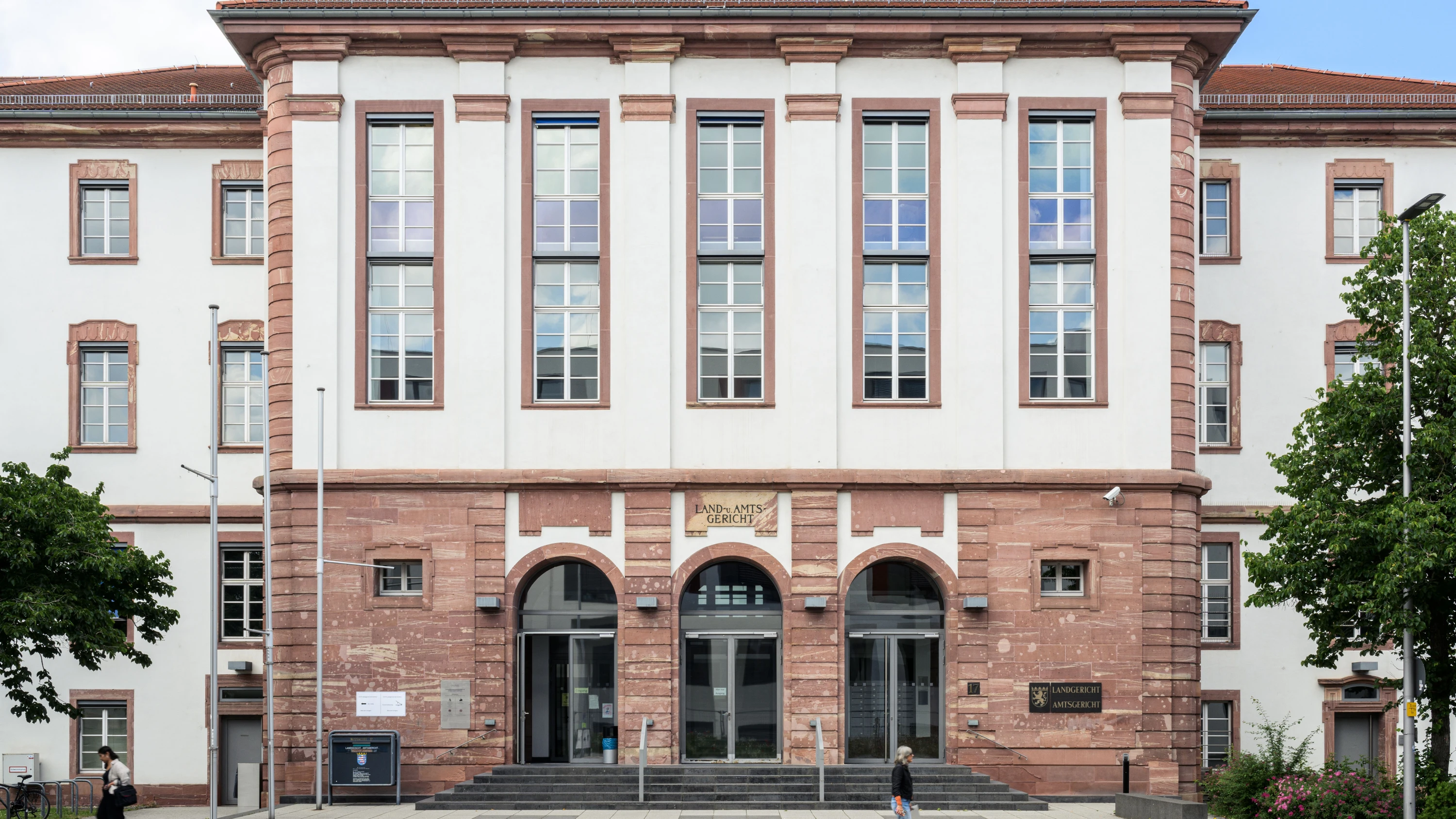Bild: Bei Urteilsverkündung: Angeklagter greift Staatsanwältin in Gerichtssaal an