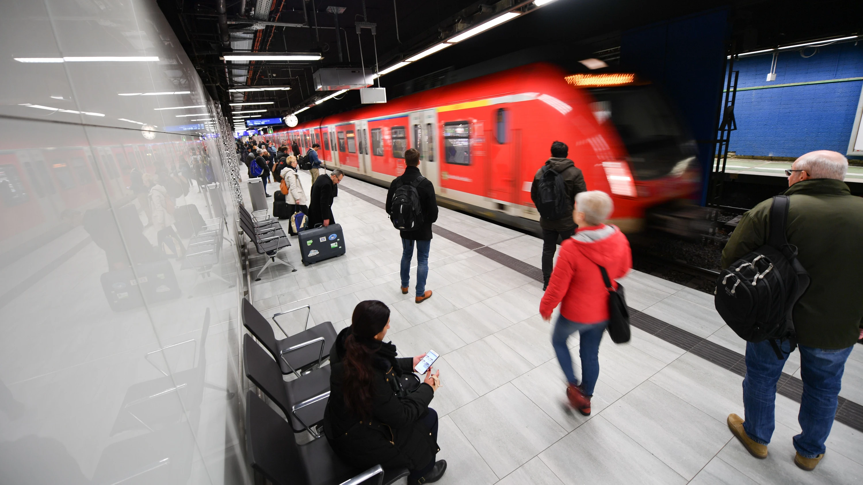 Ein Wasserrohrbruch am Flughafen Frankfurt behindert den regionalen Bahnverkehr. - dpa