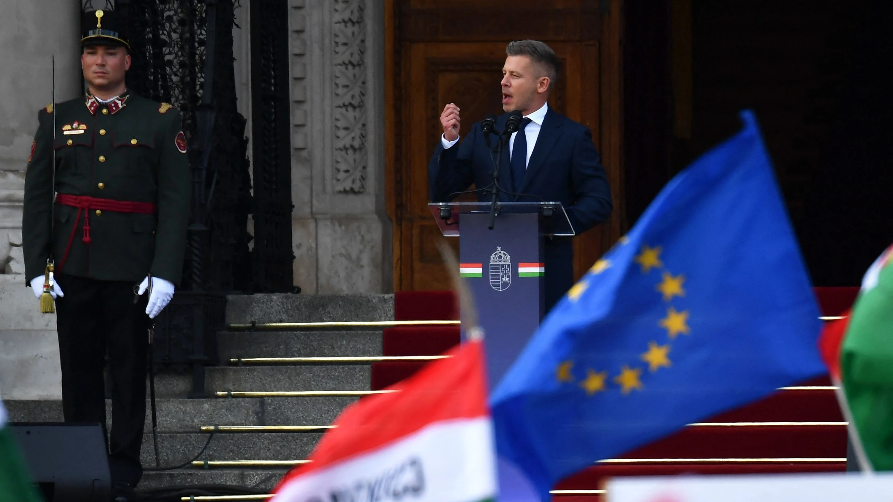 Ungarns Parlament: Die Europa-Flagge weht wieder Ungarns Parlament: Die Europa-Flagge weht wieder